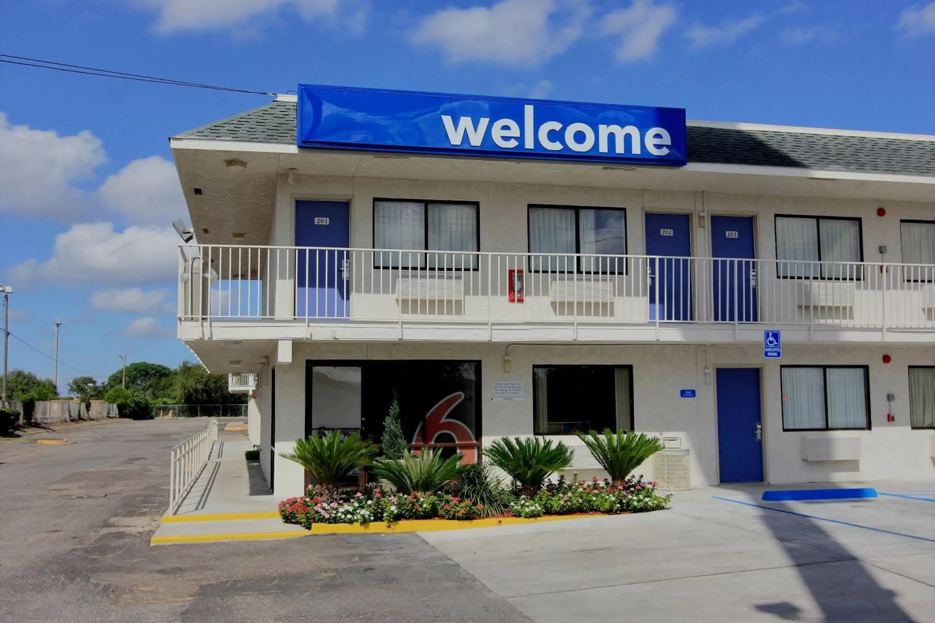 Facade/entrance, Property Building in Motel 6-Kingsville, TX