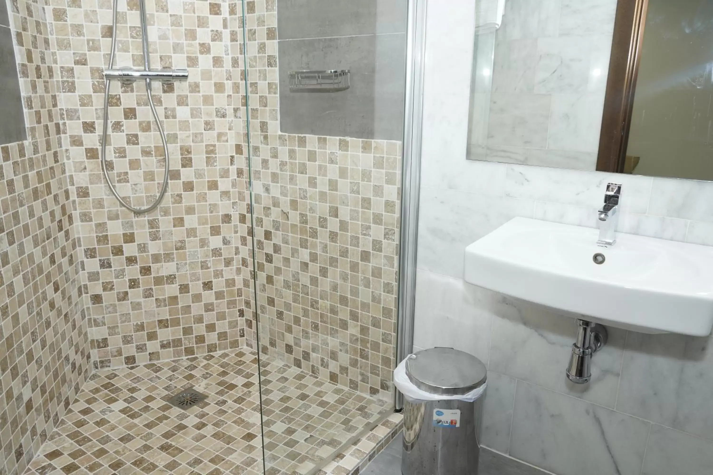 Shower, Bathroom in Cordoba Carpe Diem