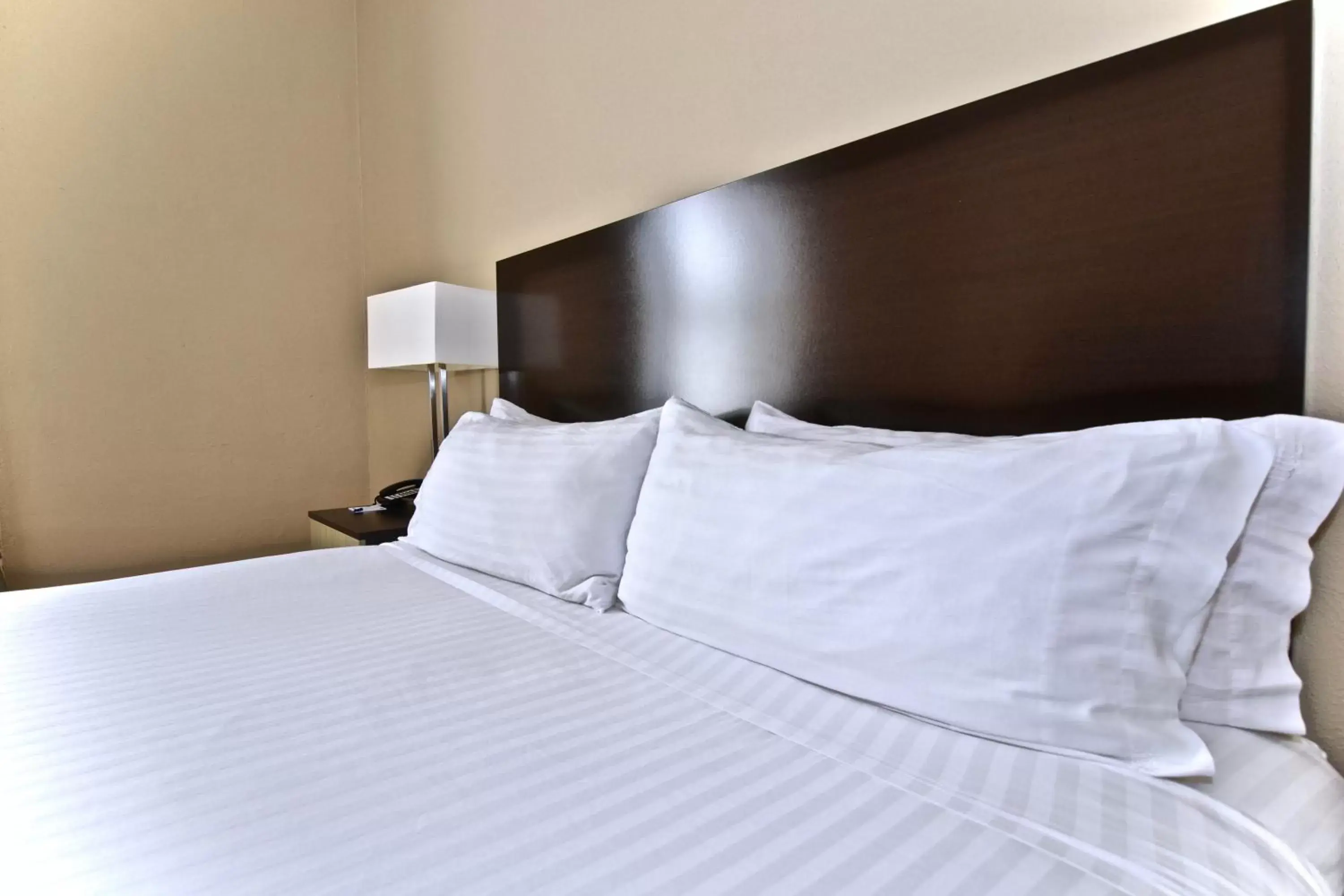 Photo of the whole room, Bed in Holiday Inn Express Cleveland Downtown by IHG Photo of the whole room, Bed in Holiday Inn Express Cleveland Downtown by IHG