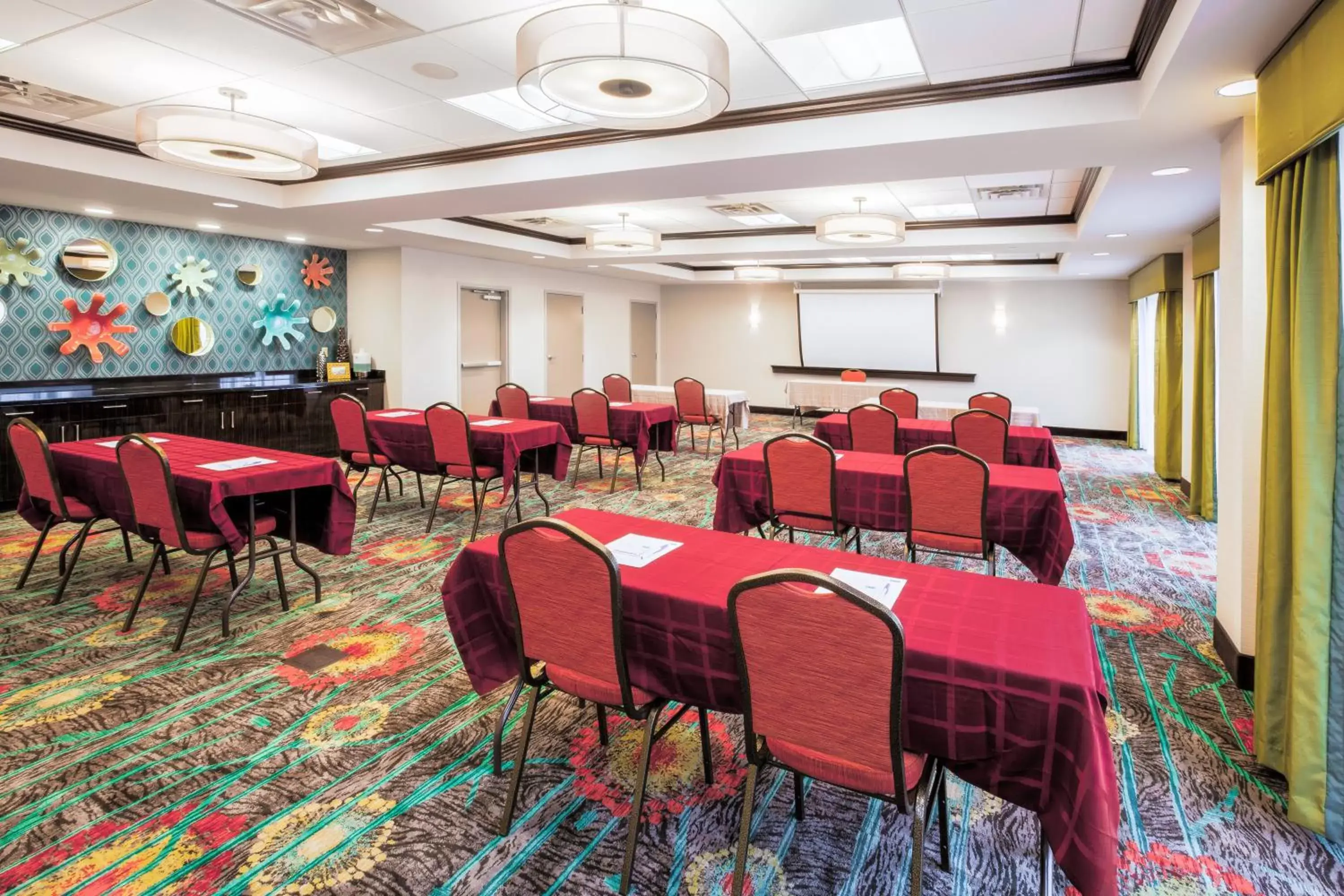 Meeting/conference room in Holiday Inn Express & Suites Eureka, an IHG Hotel