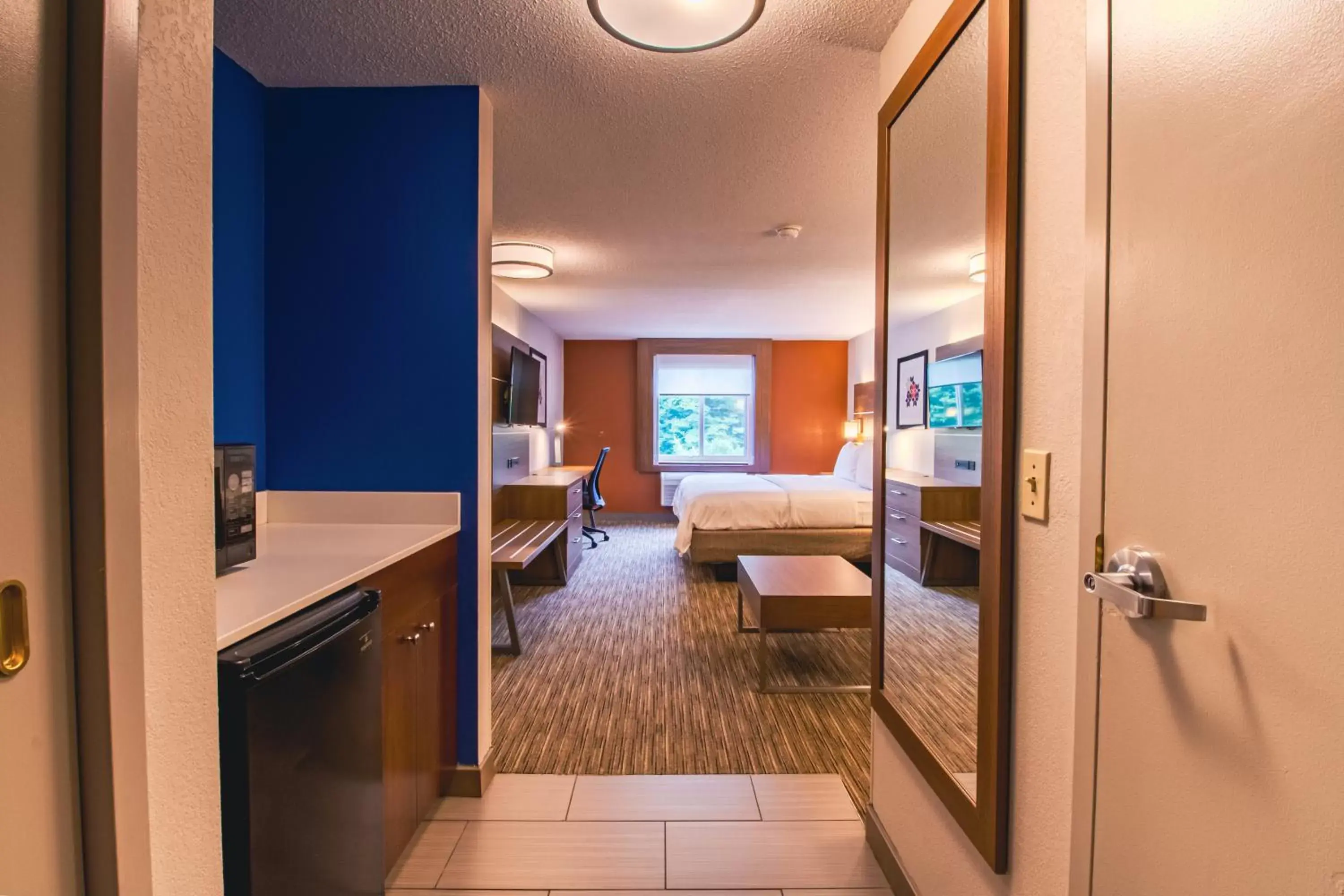 Photo of the whole room, Bathroom in Holiday Inn Express & Suites - Lincoln East - White Mountains, an IHG Hotel