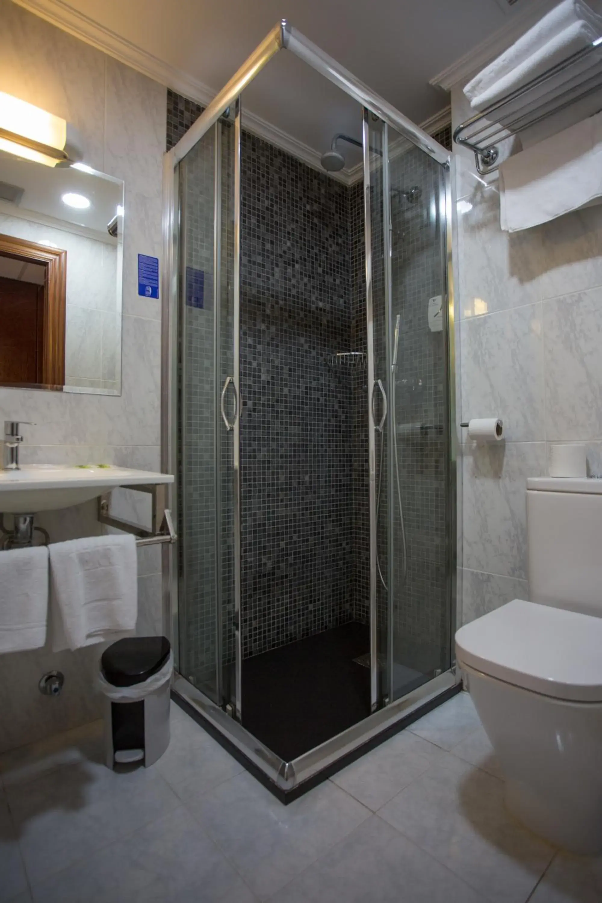 Shower, Bathroom in Hotel Yerri