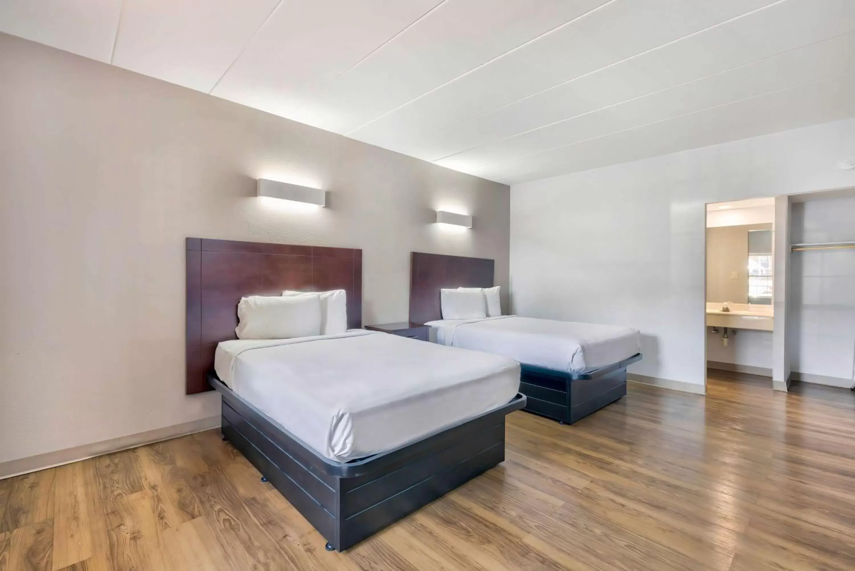 Bedroom, Bed in Motel 6-Falls Church, VA - Arlington Boulevard