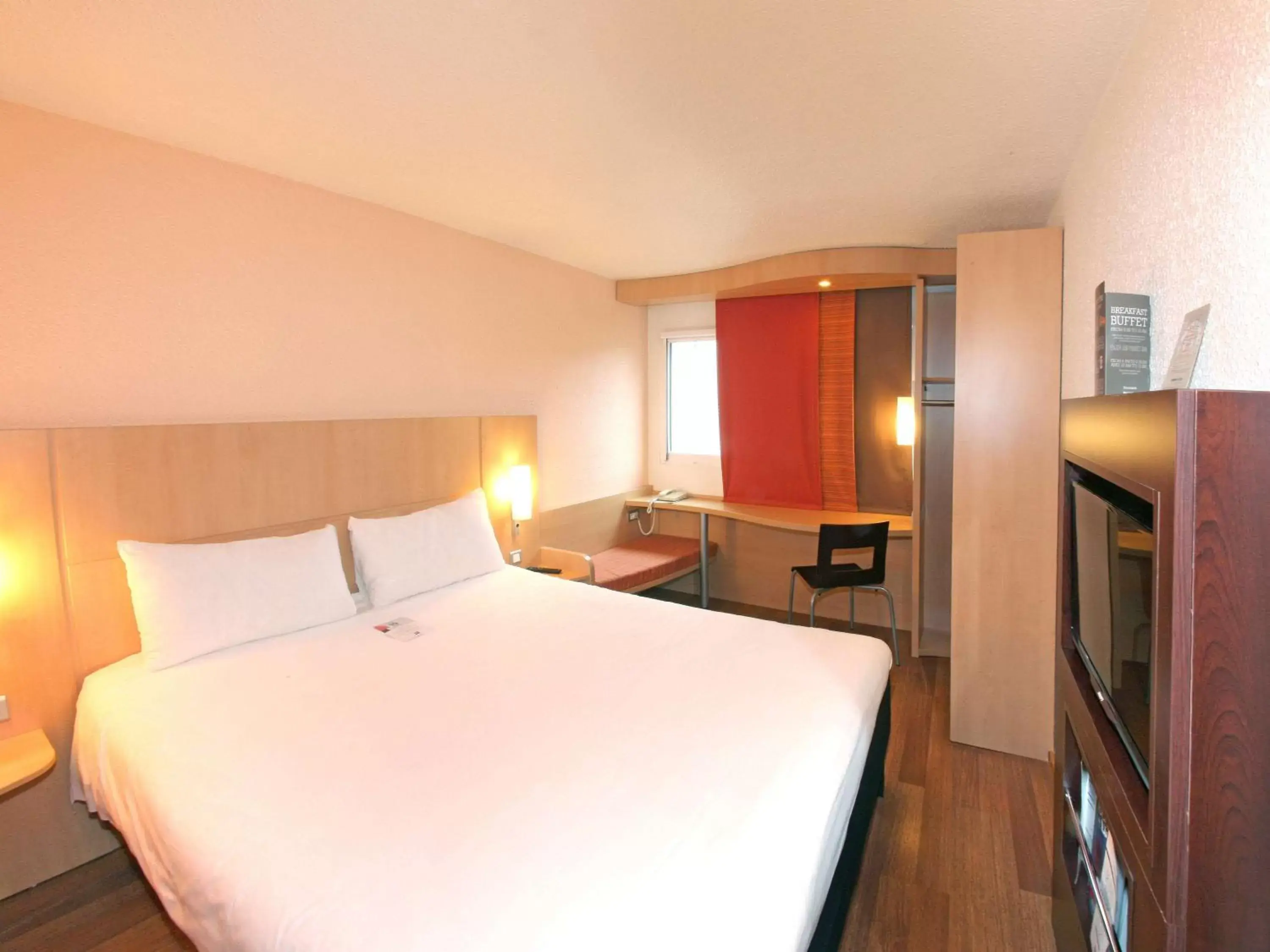 Photo of the whole room, Bed in ibis Poitiers Sud