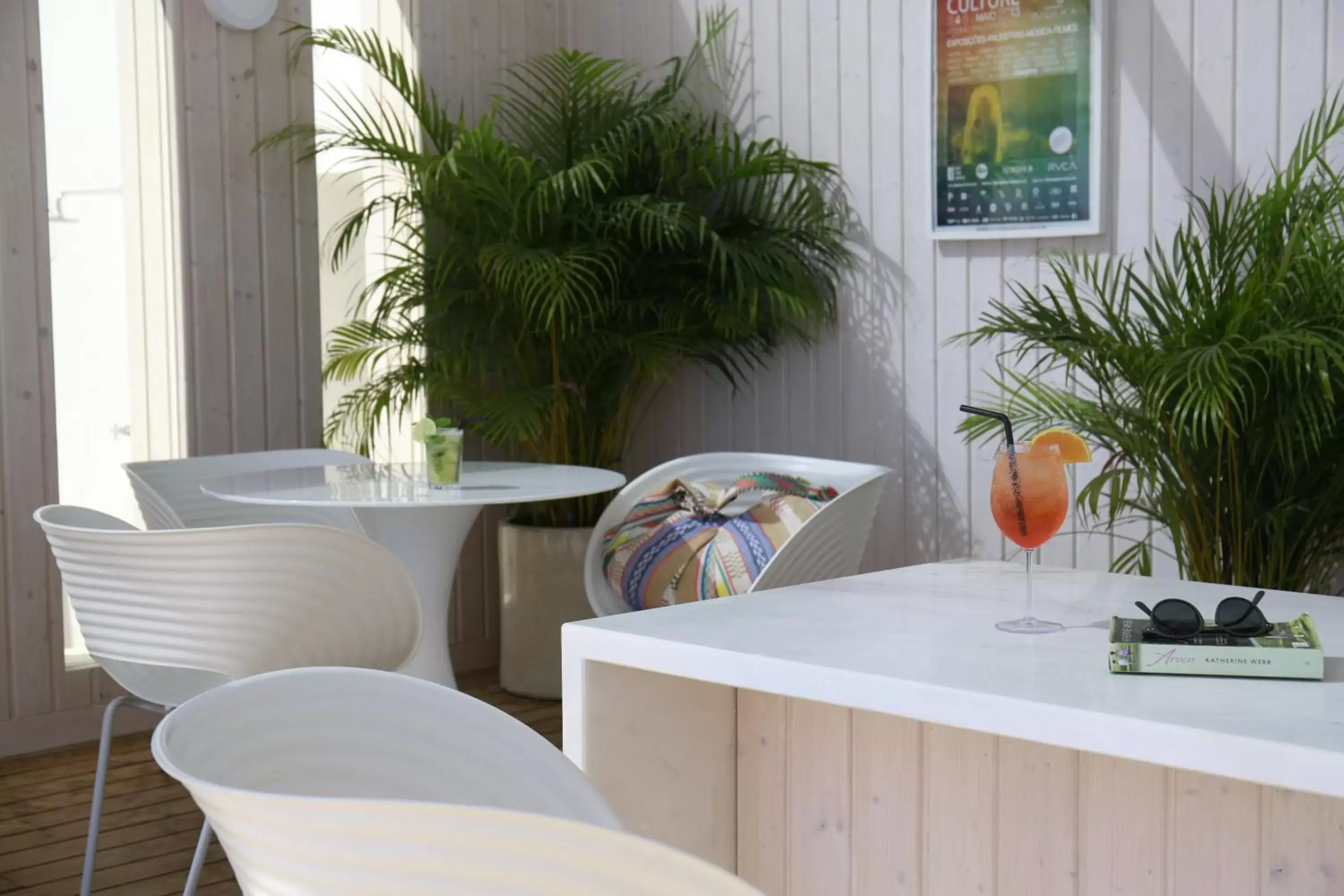 Lounge or bar in Memmo Baleeira - Design Hotels