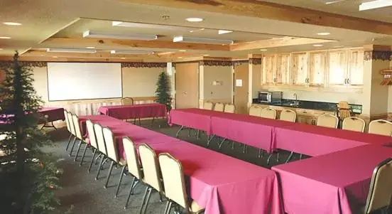 Meeting/conference room in AmericInn by Wyndham Oswego