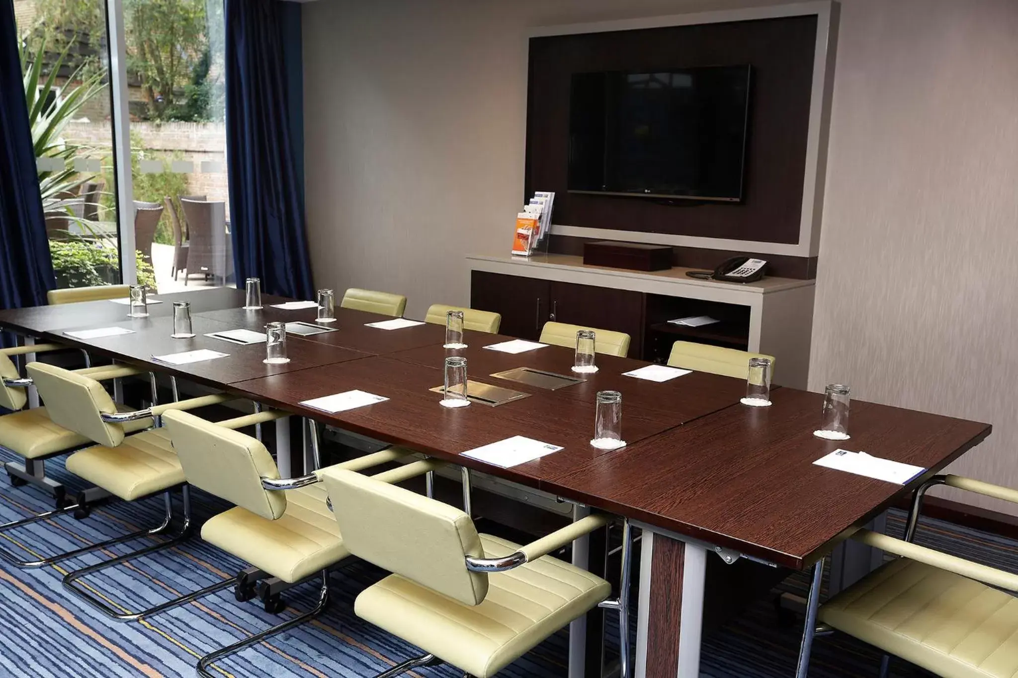 Meeting/conference room in Holiday Inn Express Windsor, an IHG Hotel