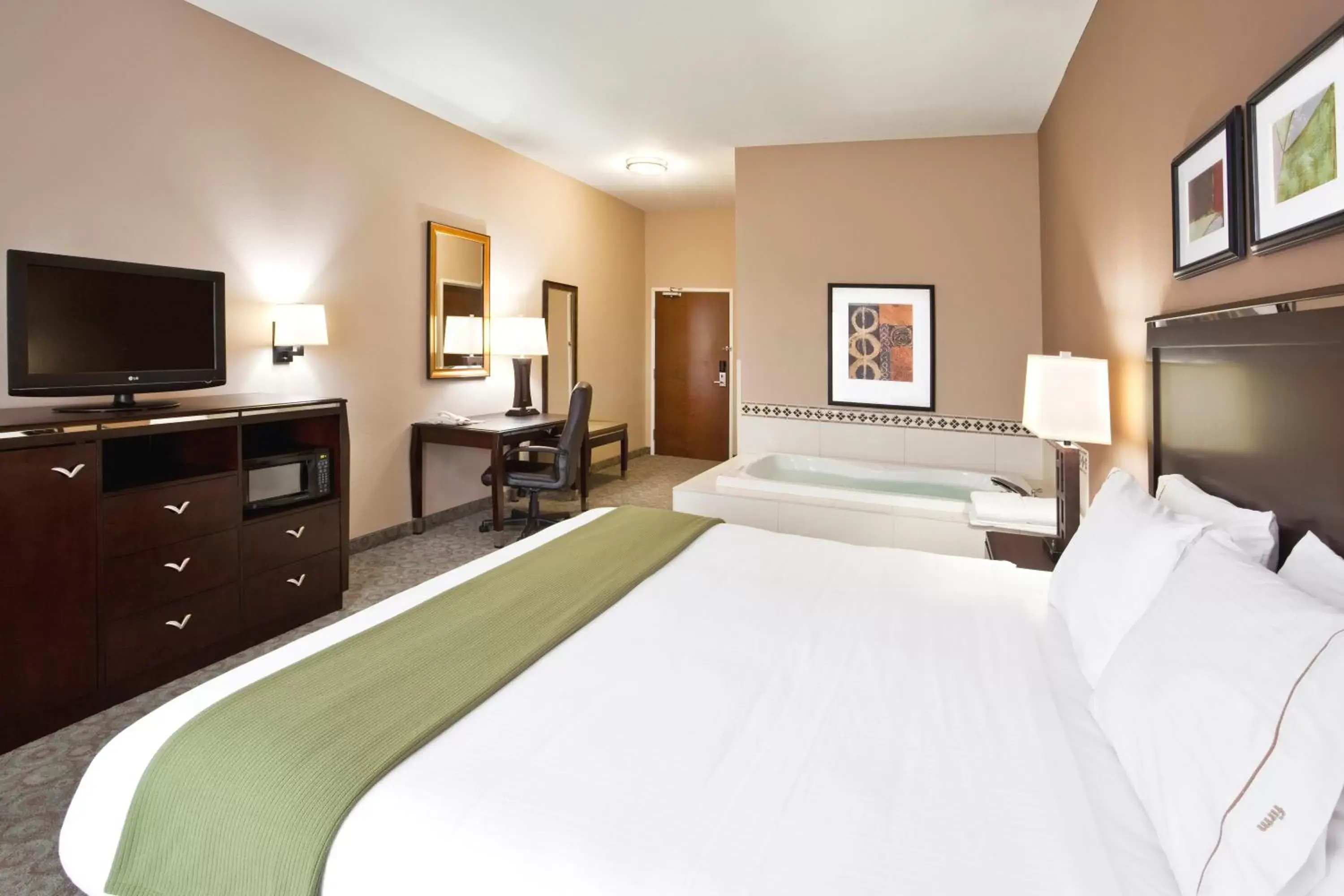 Bedroom, Bed in Holiday Inn Express Hotel & Suites Van Wert, an IHG Hotel