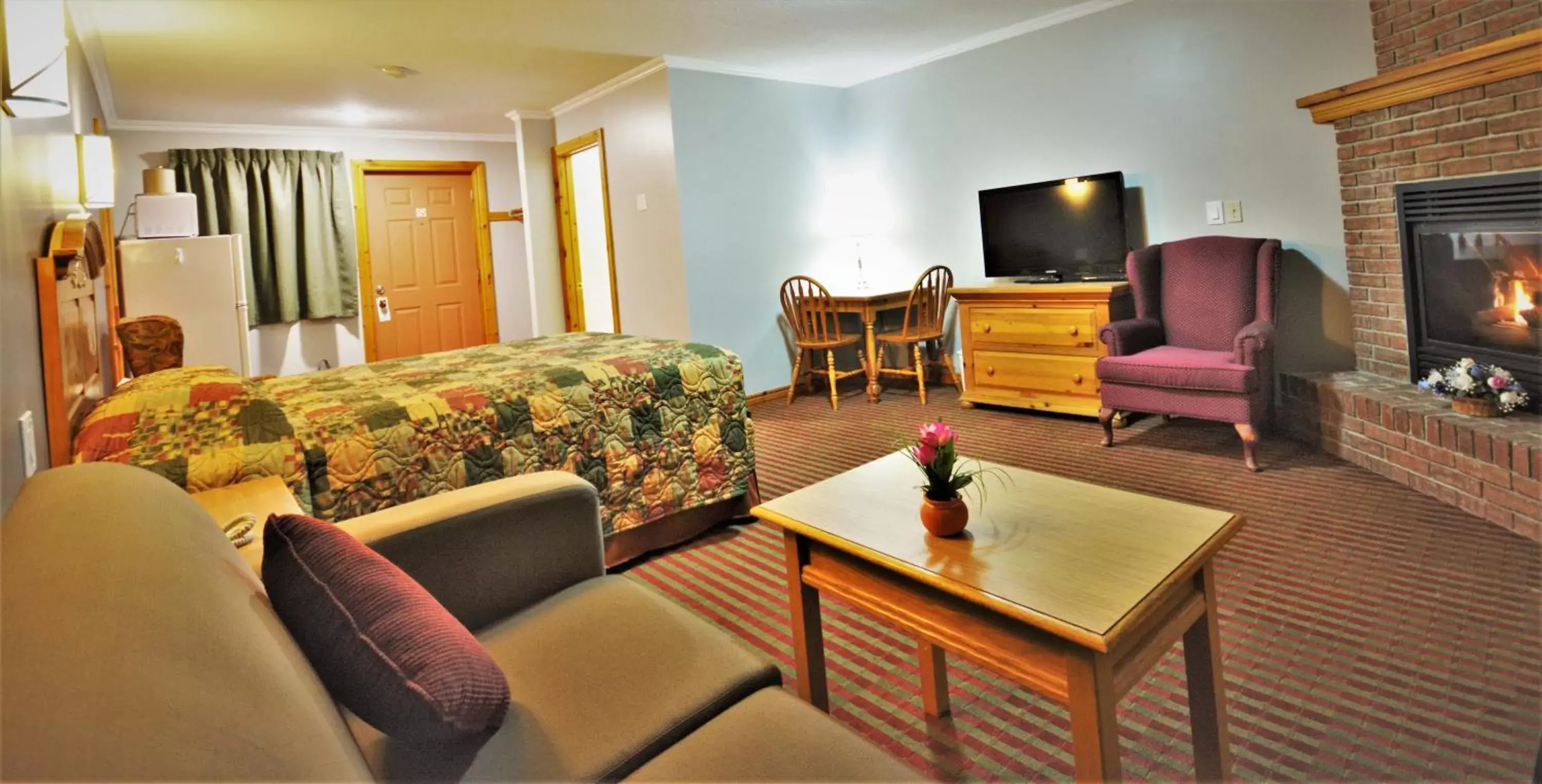 flat iron, Seating Area in Knights Inn Colonial Fireside Inn