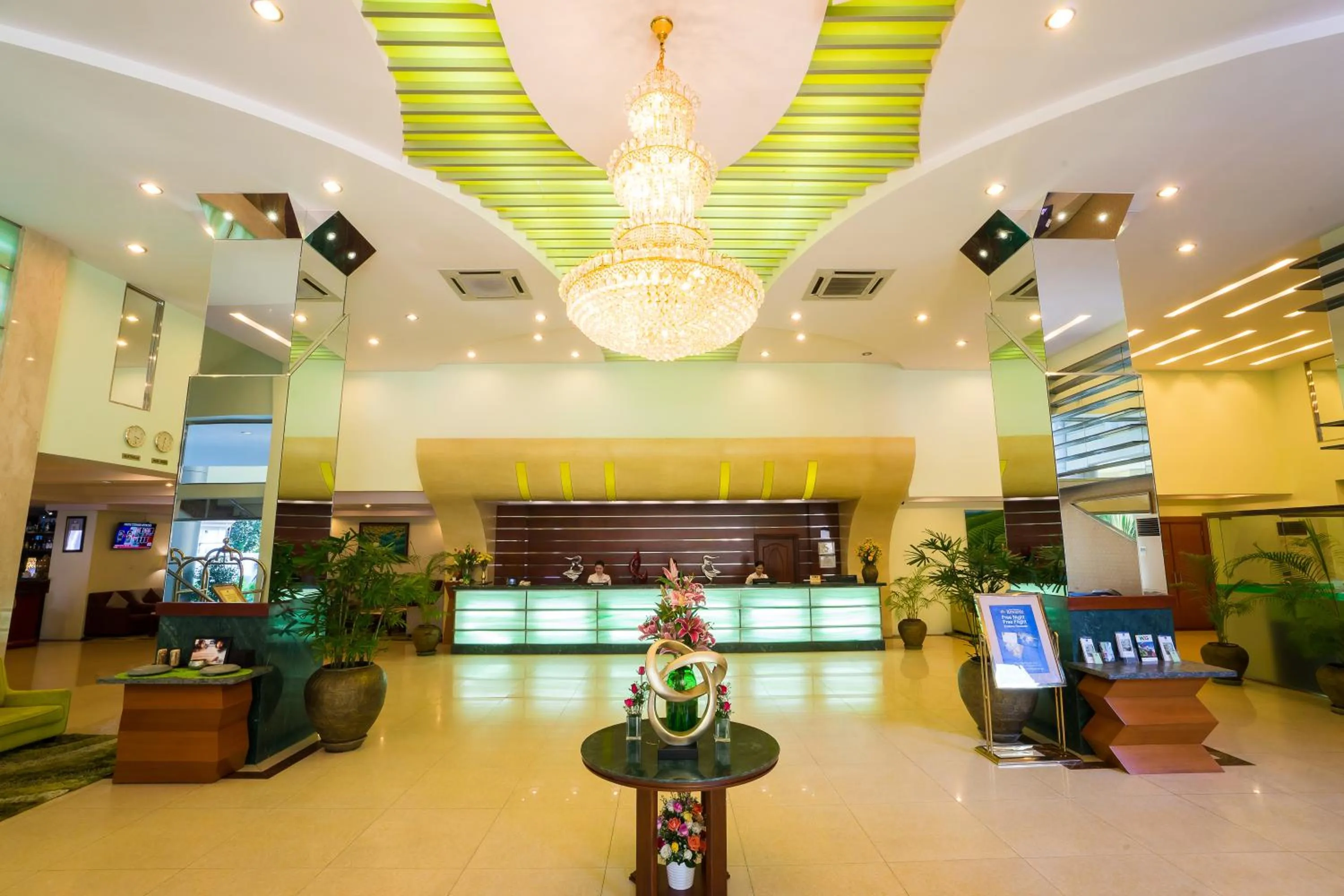 Lobby or reception in Best Western Green Hill Hotel