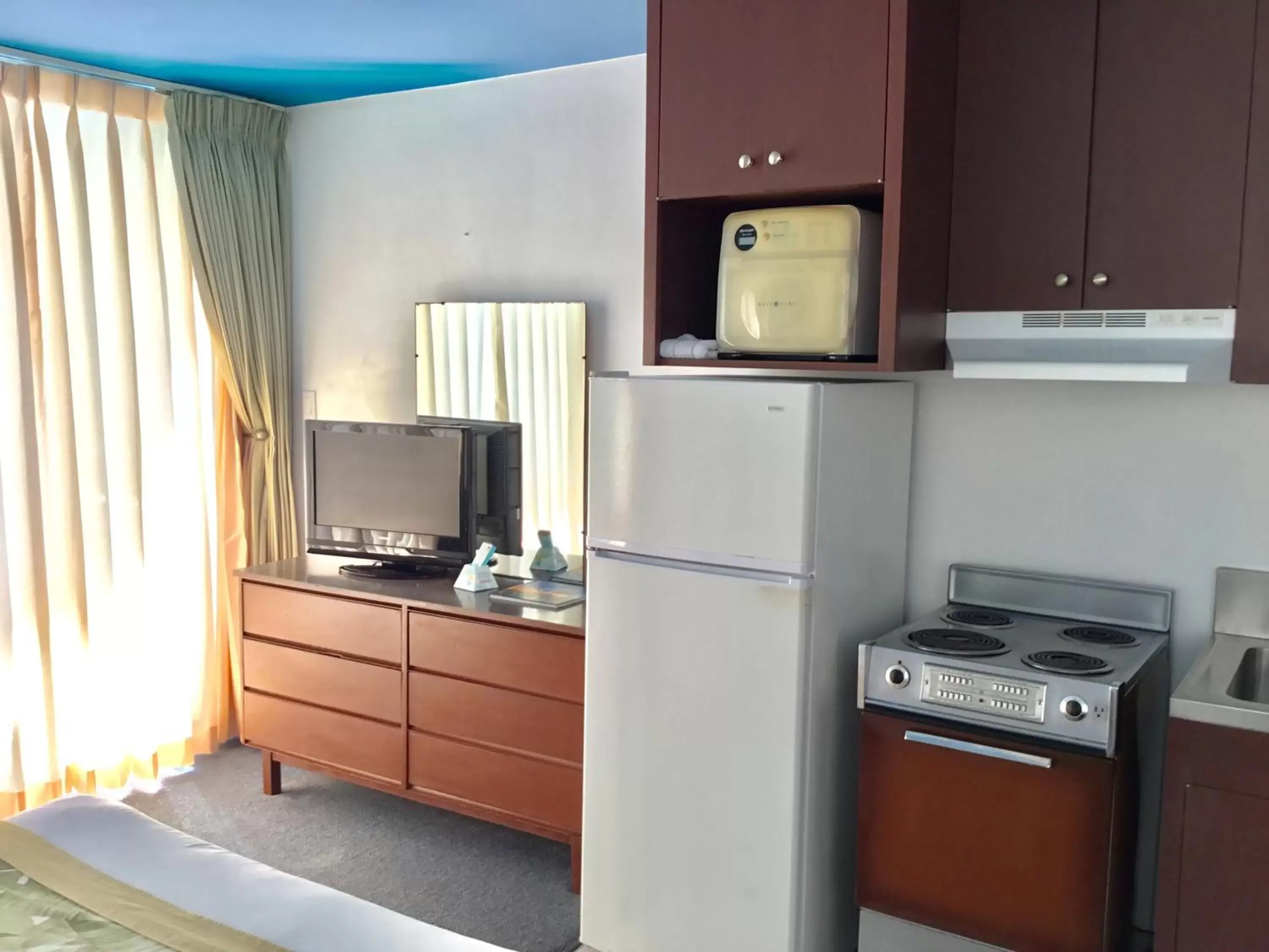 Kitchen or kitchenette, Kitchen/Kitchenette in Holiday Surf Hotel (with full kitchen)