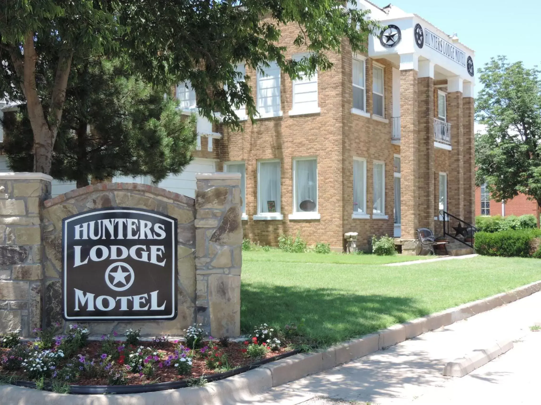 Facade/entrance, Property Building in Hunters Lodge Motel