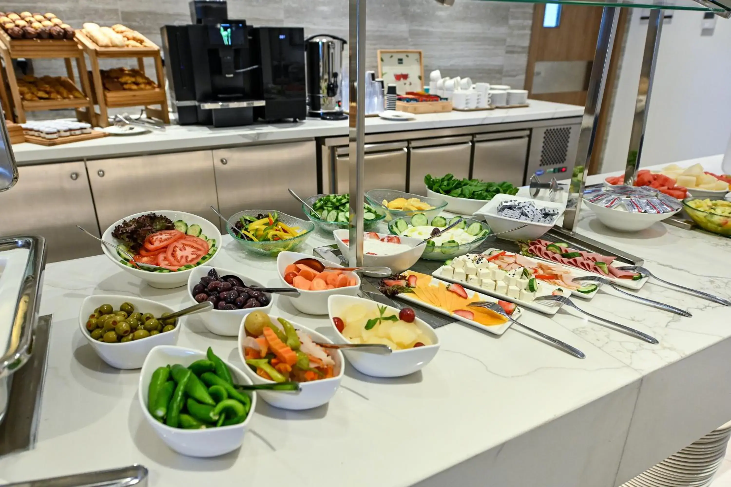 Buffet breakfast in Comfort Hotel Jeddah King Road