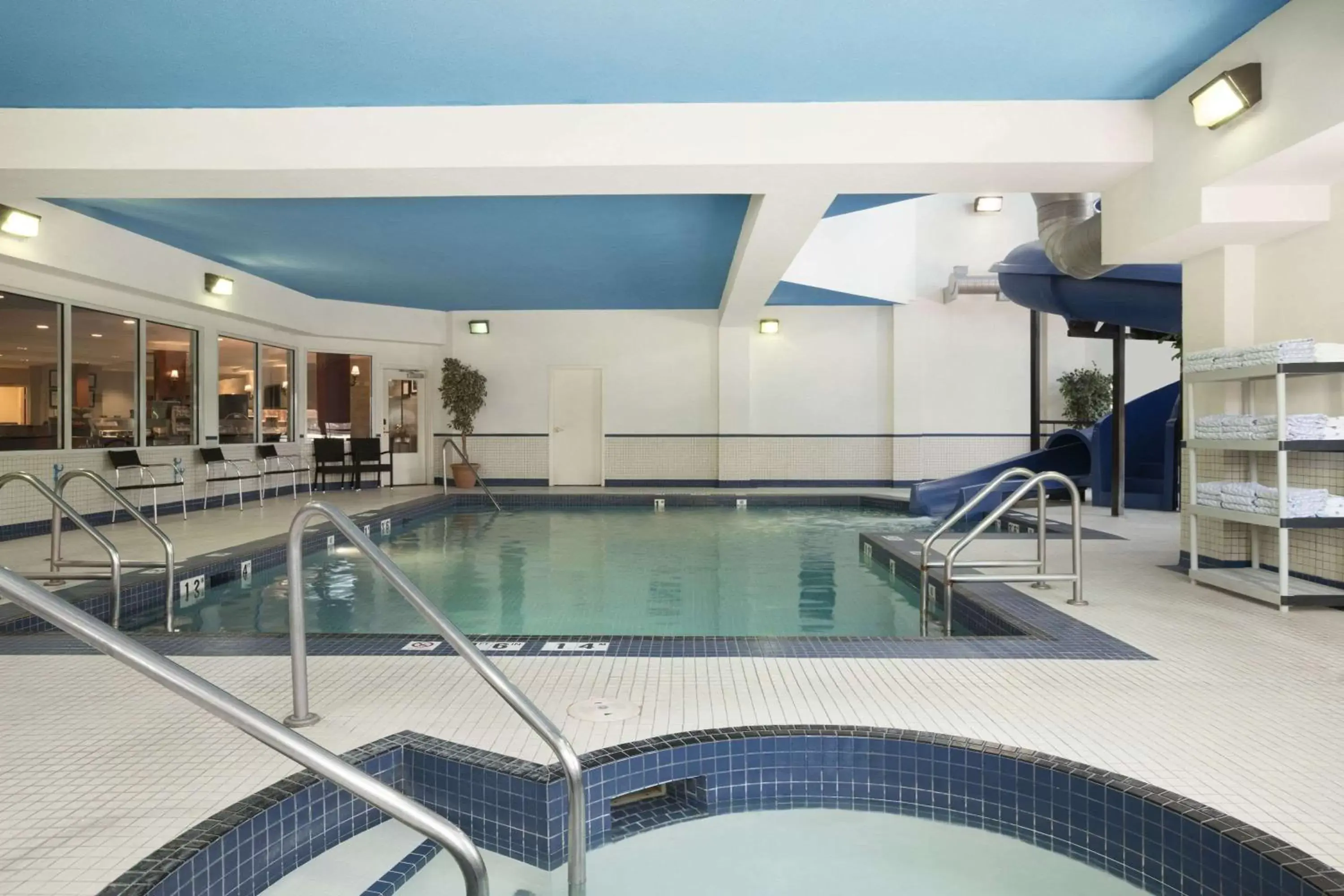 Hot Tub, Swimming Pool in Travelodge by Wyndham Strathmore