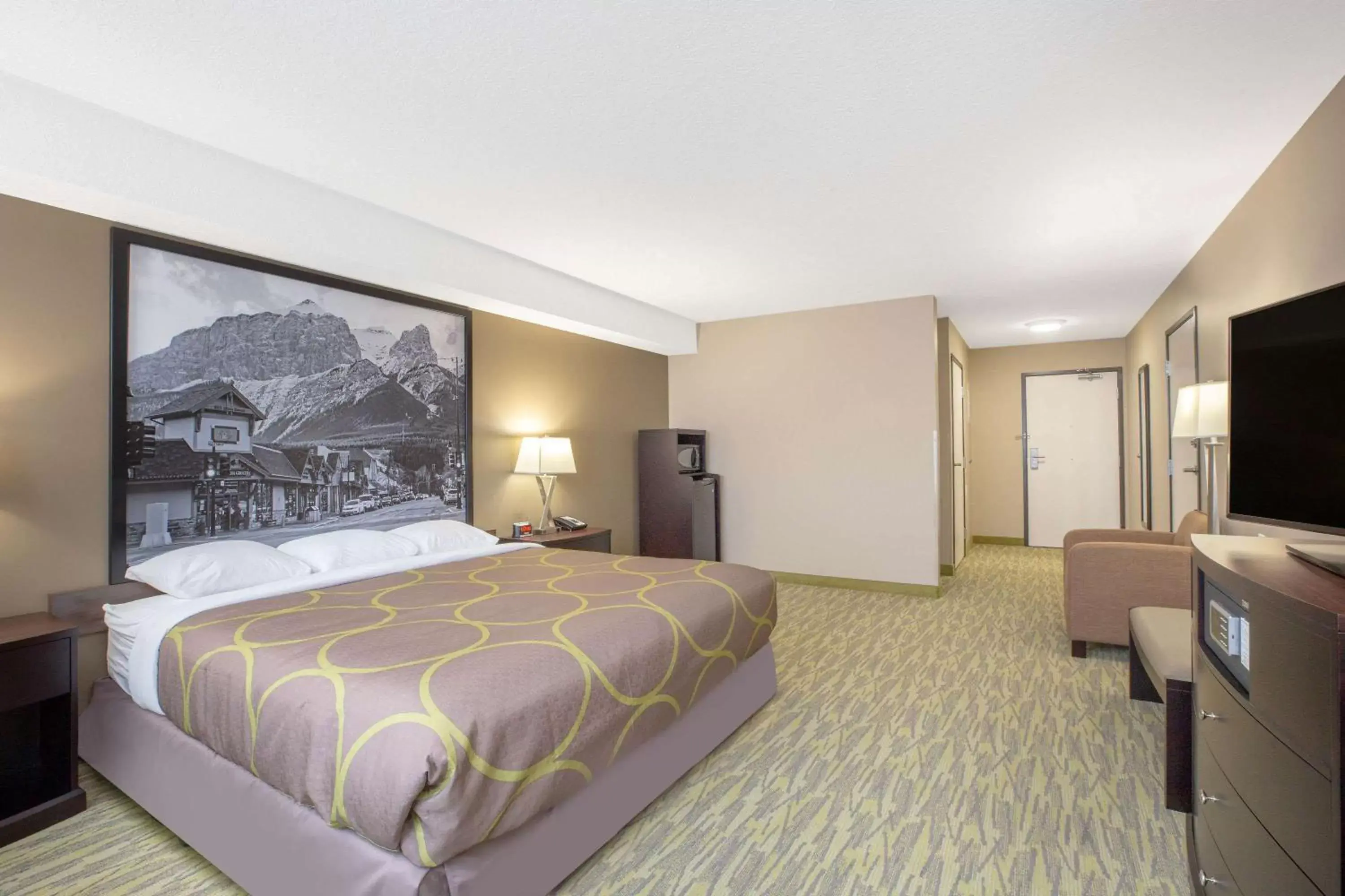Photo of the whole room in Super 8 by Wyndham Canmore