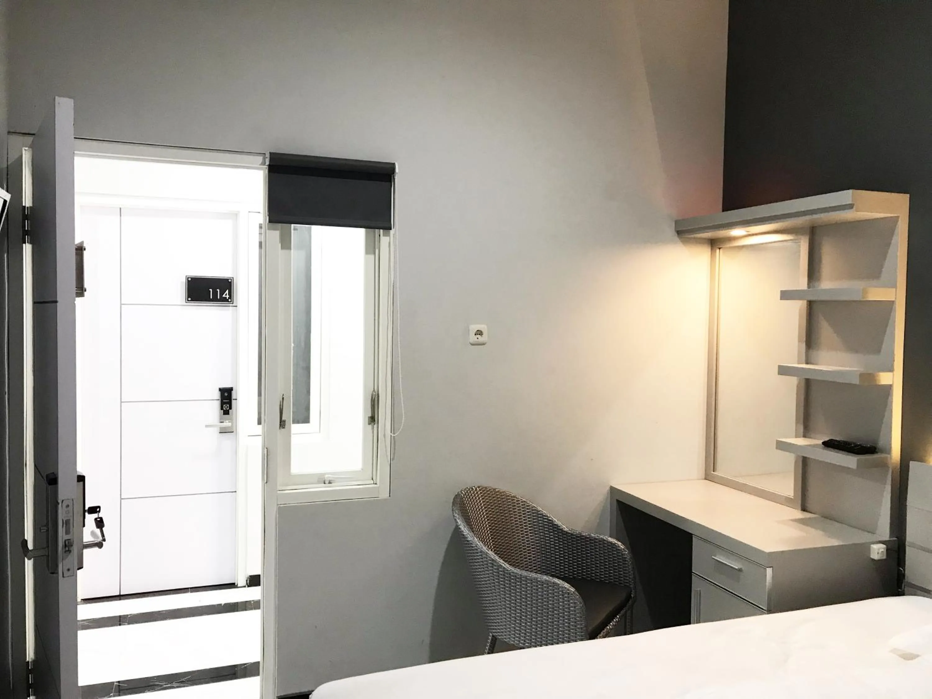 TV and multimedia, Bed in RedDoorz Plus near Politeknik Negeri Malang