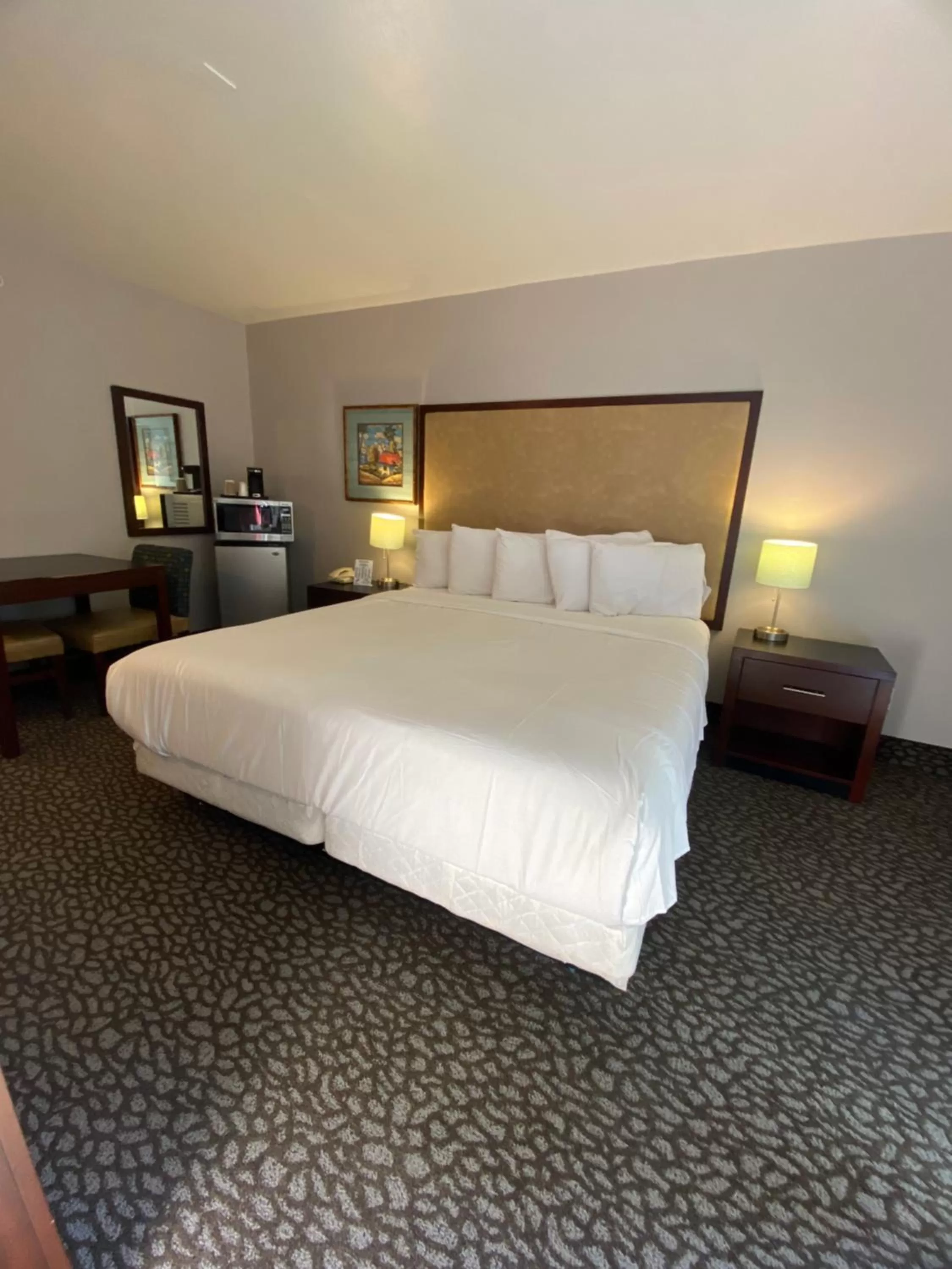 Bed in Morro Shores Inn And Suites