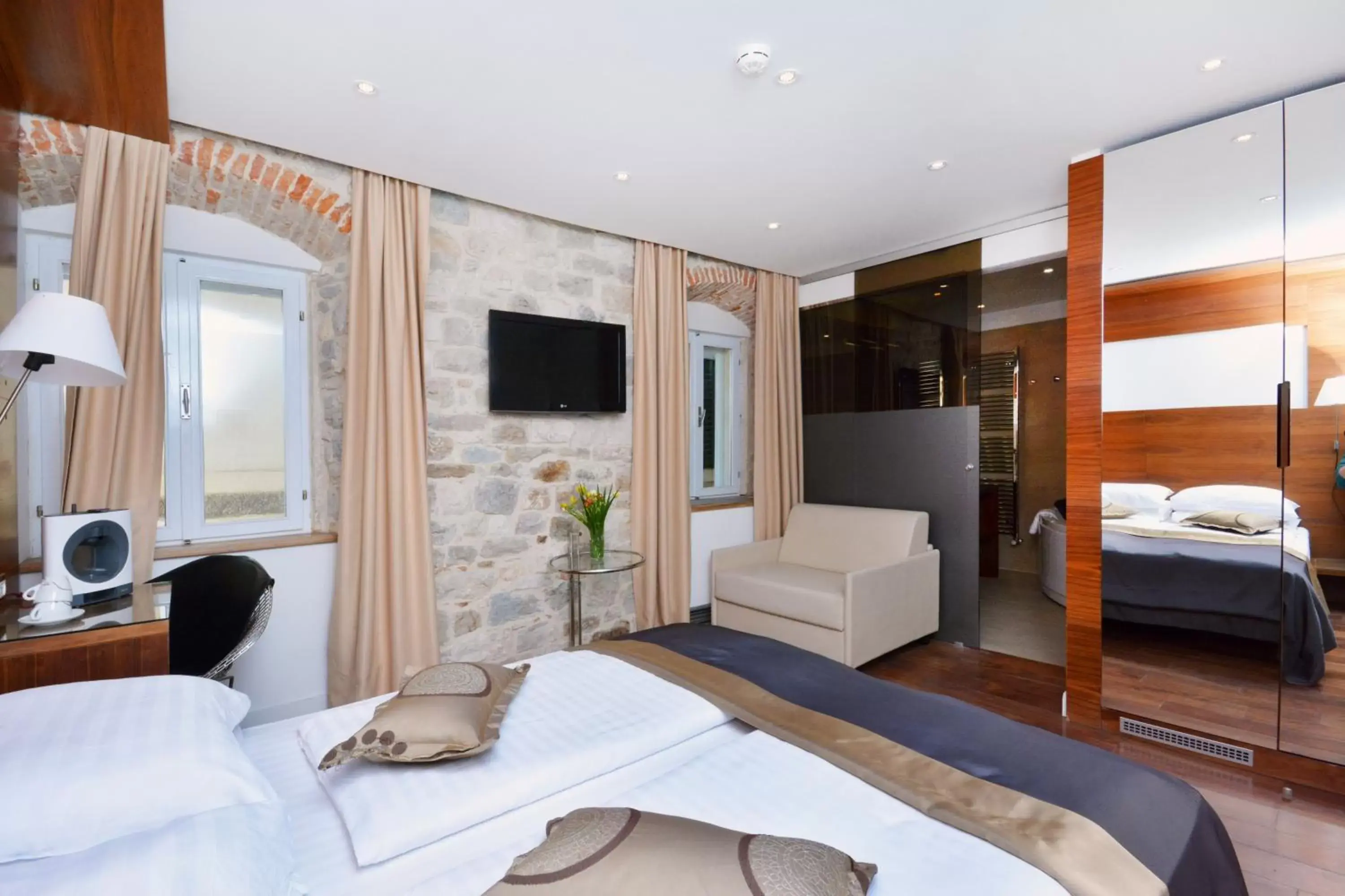Bedroom, Bed in Jupiter Luxury Hotel