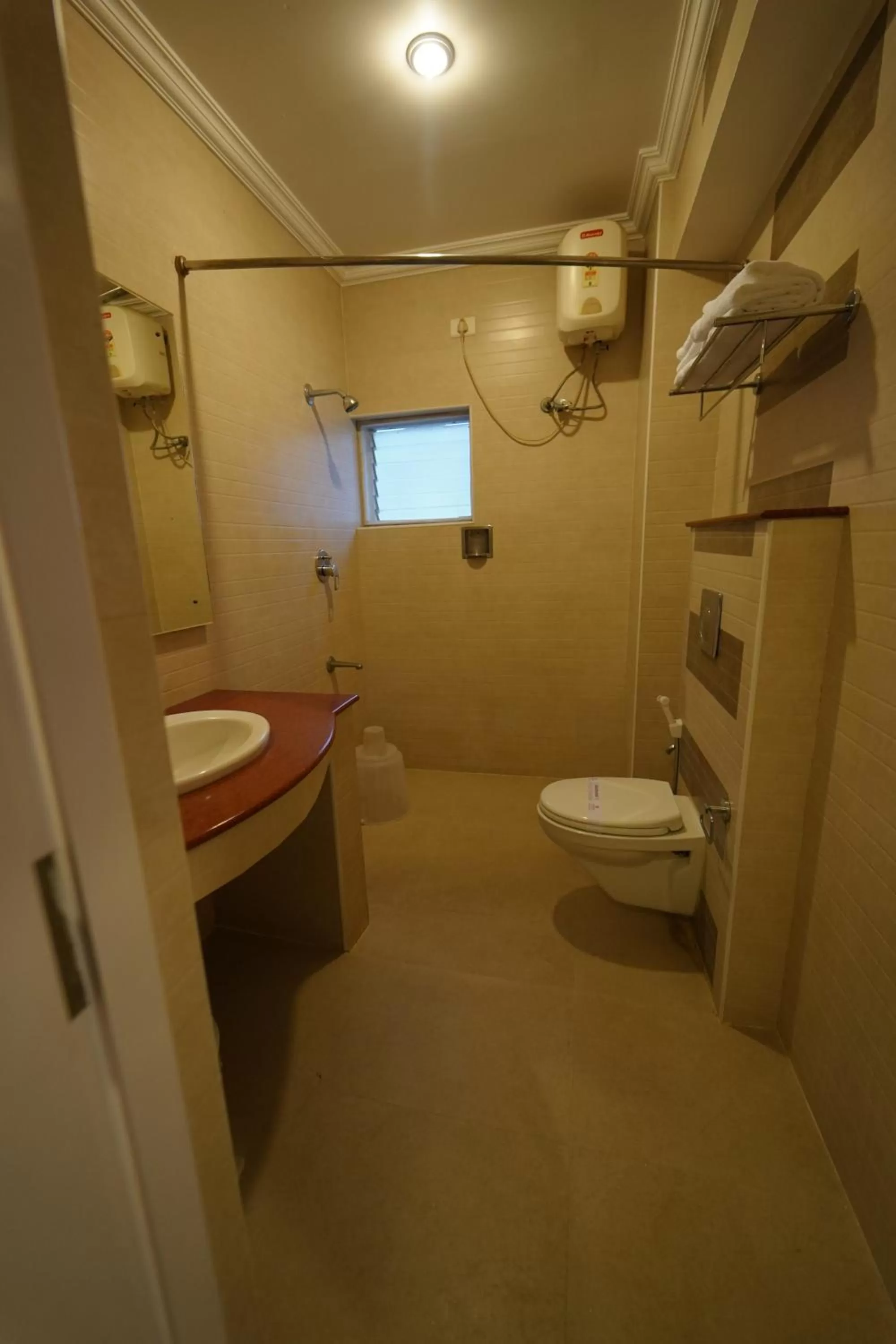 Toilet in Hotel Palmyra Grand Inn