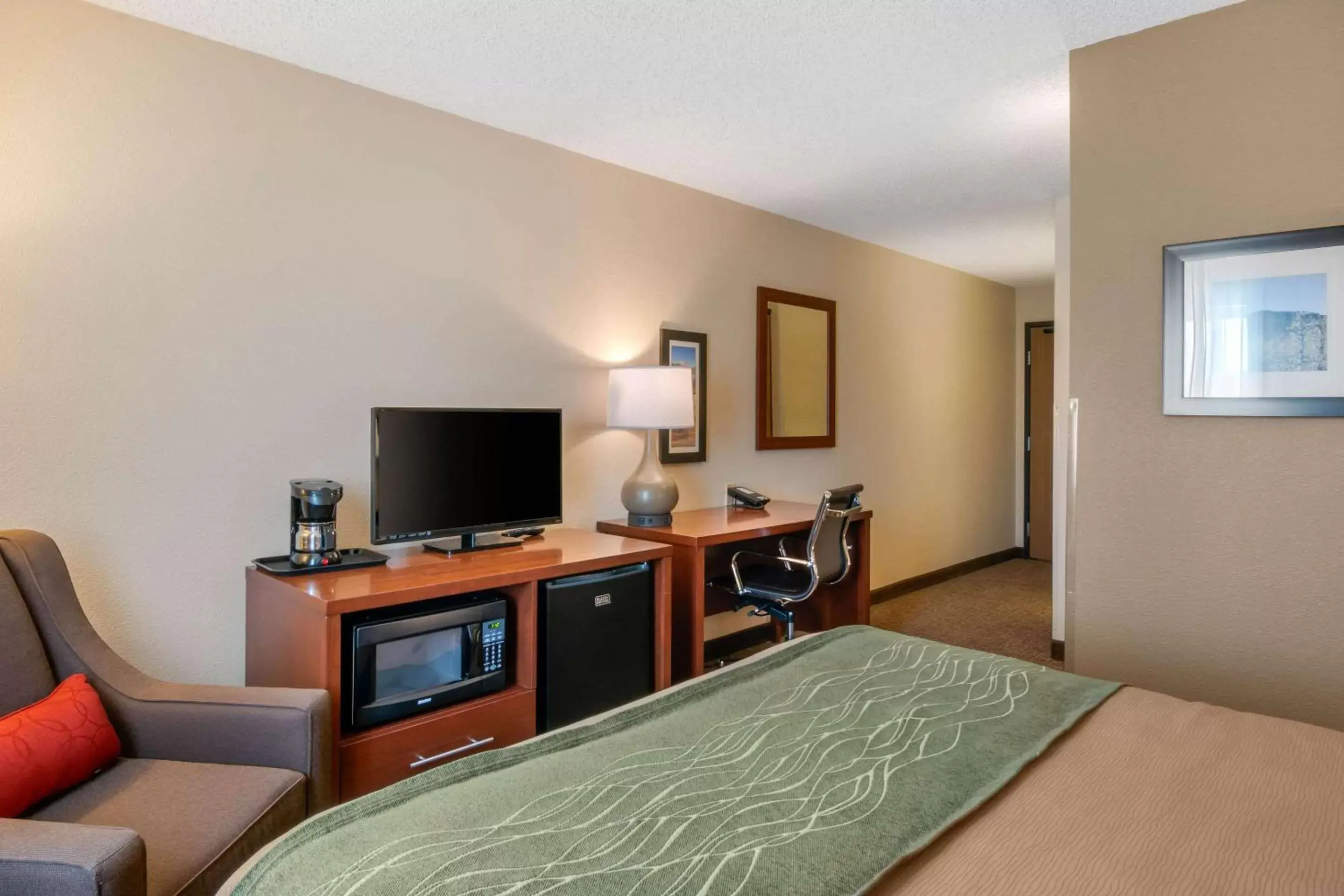 Photo of the whole room, TV/Entertainment Center in Comfort Inn Medford North