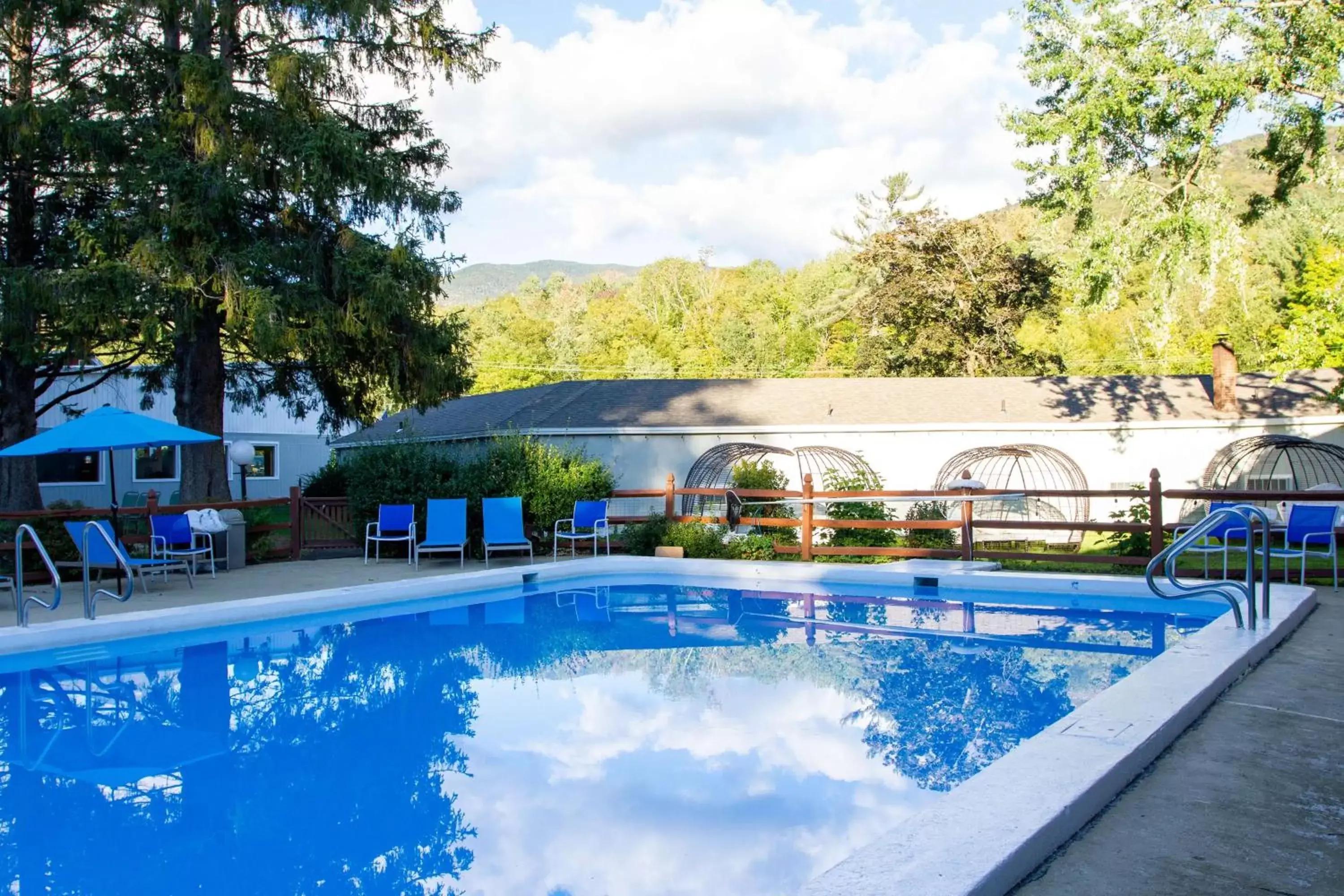 Pool view, Swimming Pool in Woodwards White Mountain Resort BW Signature Collection