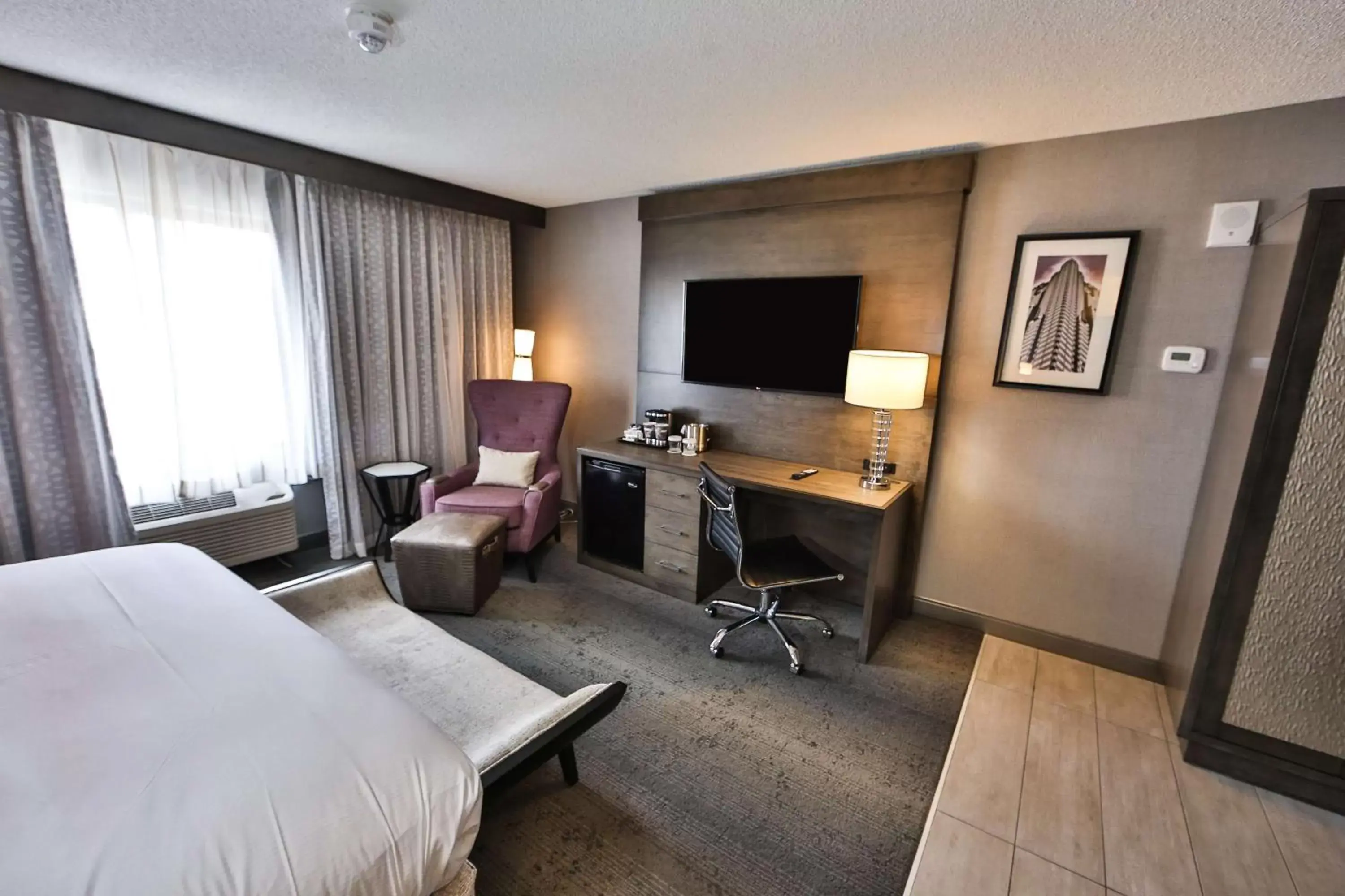 Bedroom, TV/Entertainment Center in DoubleTree by Hilton Atlanta Alpharetta-Windward