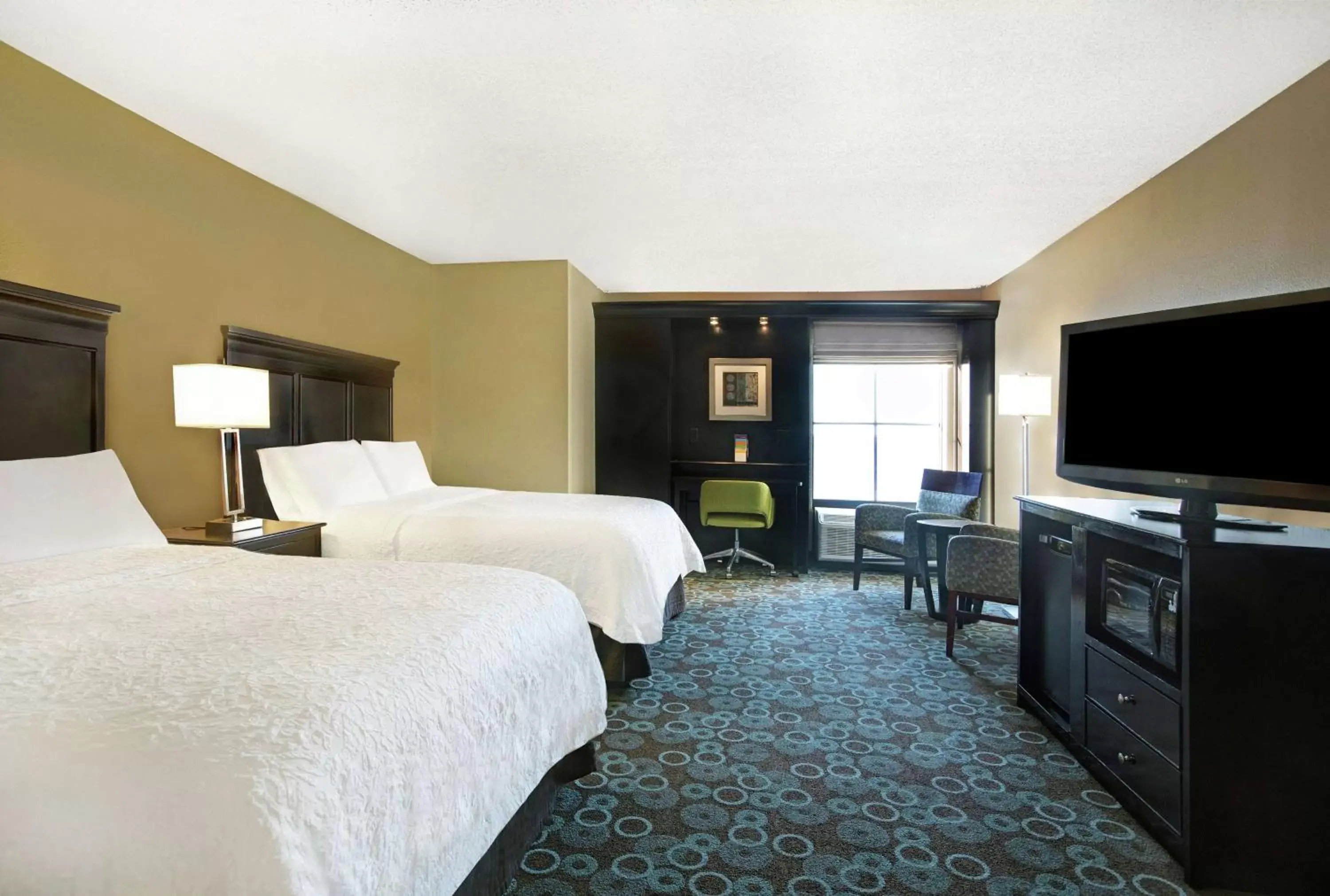 Bedroom, TV/Entertainment Center in Hampton Inn Biloxi Beach Boulevard