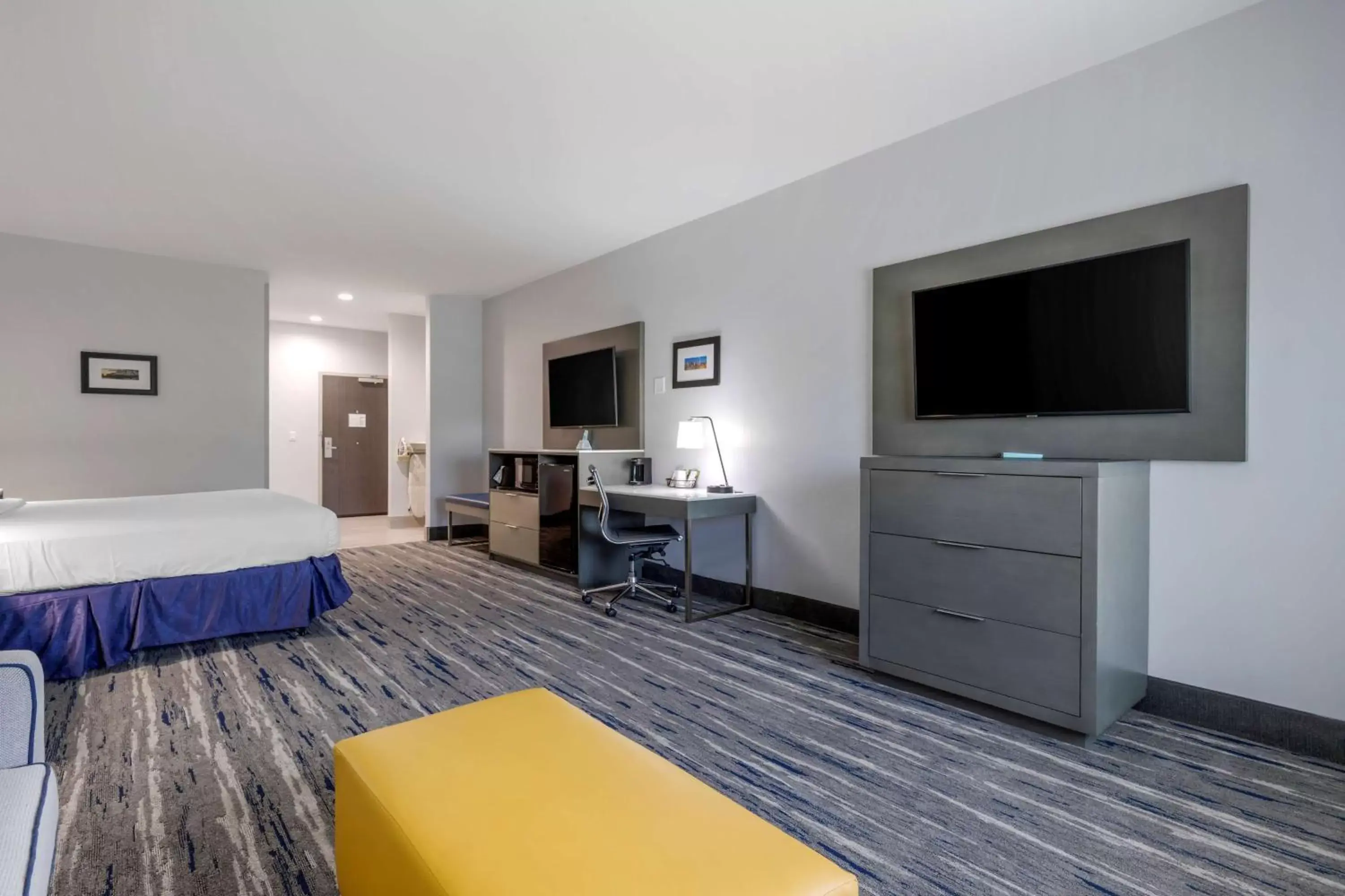 Bedroom, TV/Entertainment Center in Best Western Plus Choctaw Inn & Suites