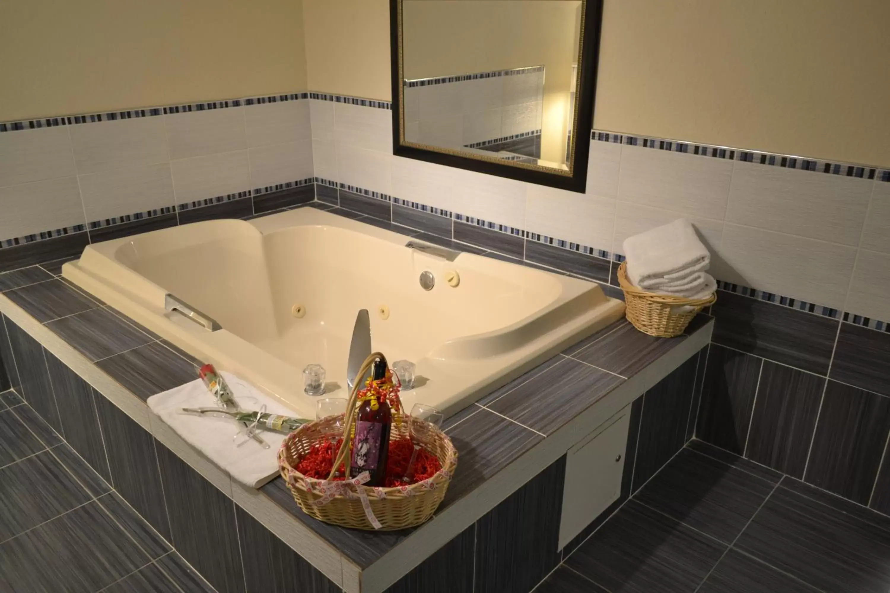 Hot Tub, Bathroom in Super 8 by Wyndham Hanover