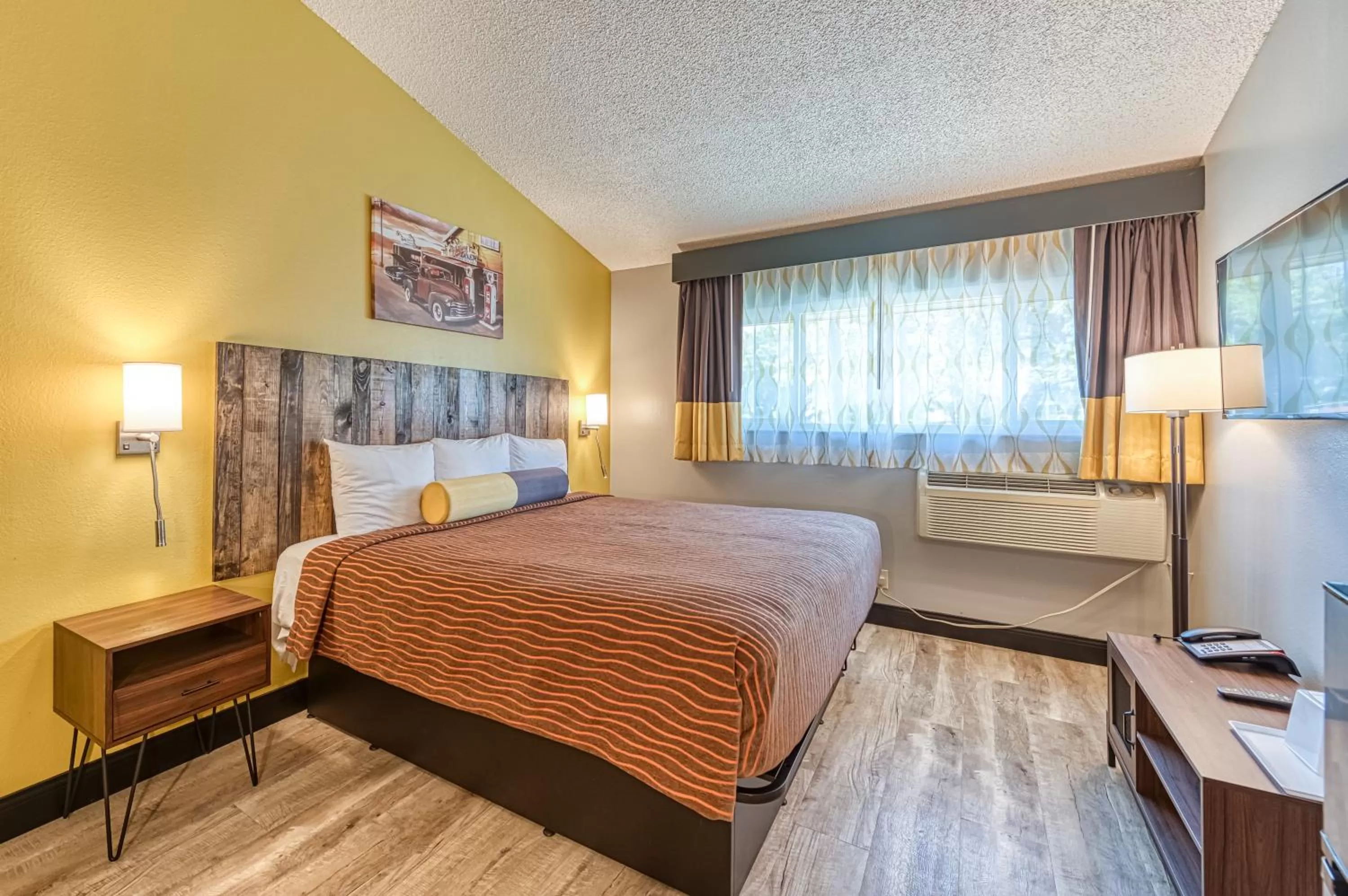 Photo of the whole room, Bed in La Mirage Inn - Hollywood