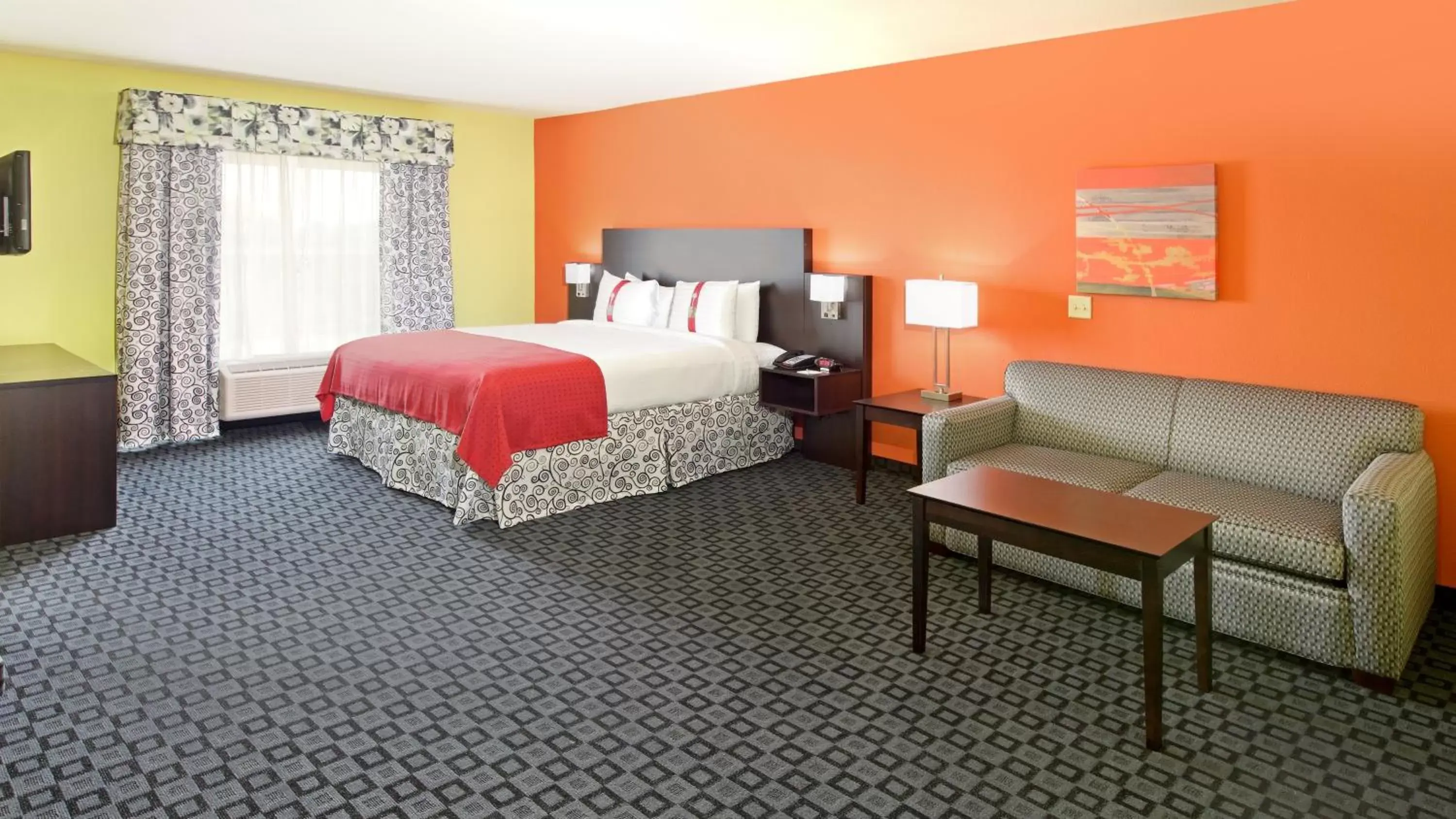 Photo of the whole room, Bed in Holiday Inn Garland, an IHG Hotel