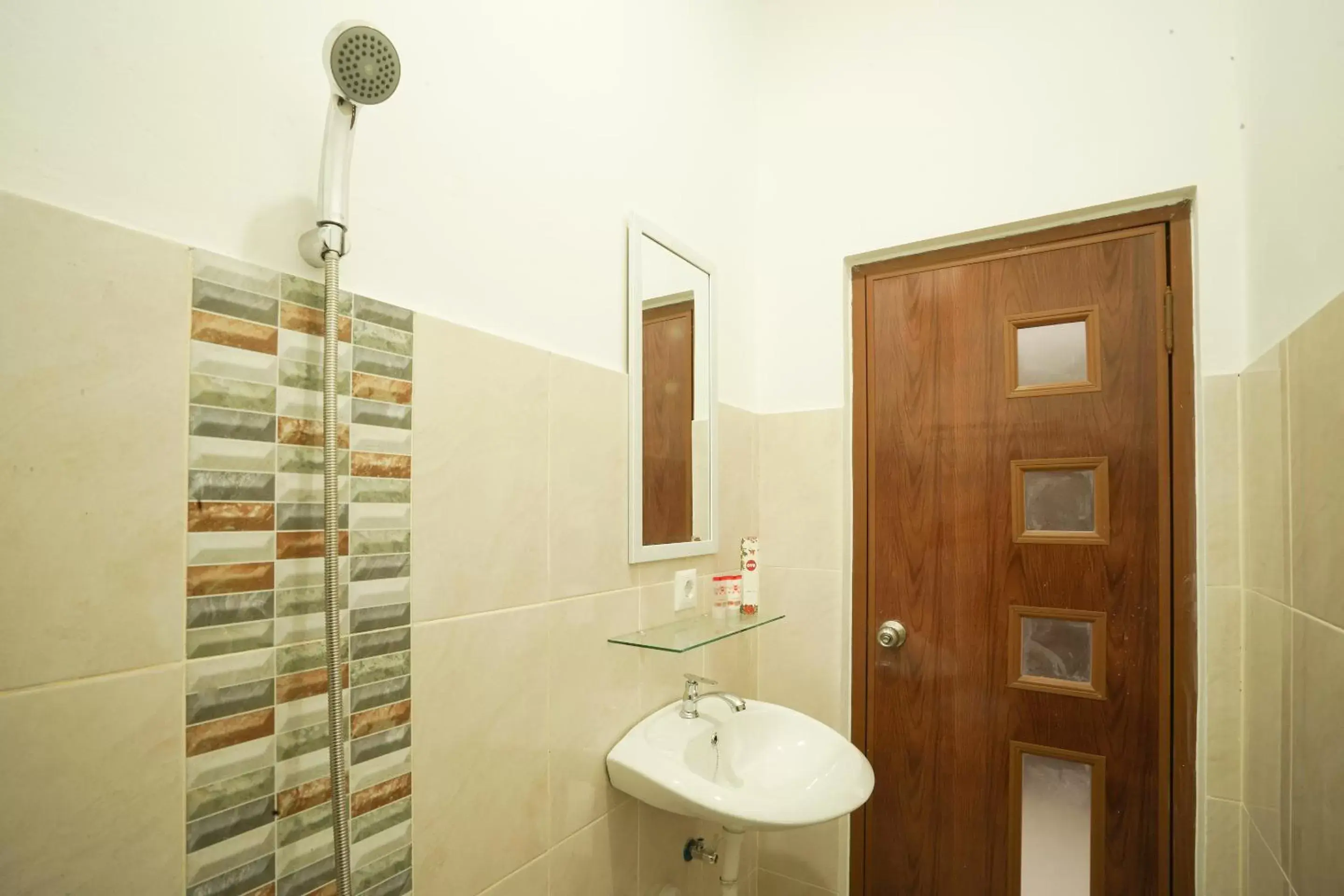 Bathroom in OYO 2183 Cibeureum Residence