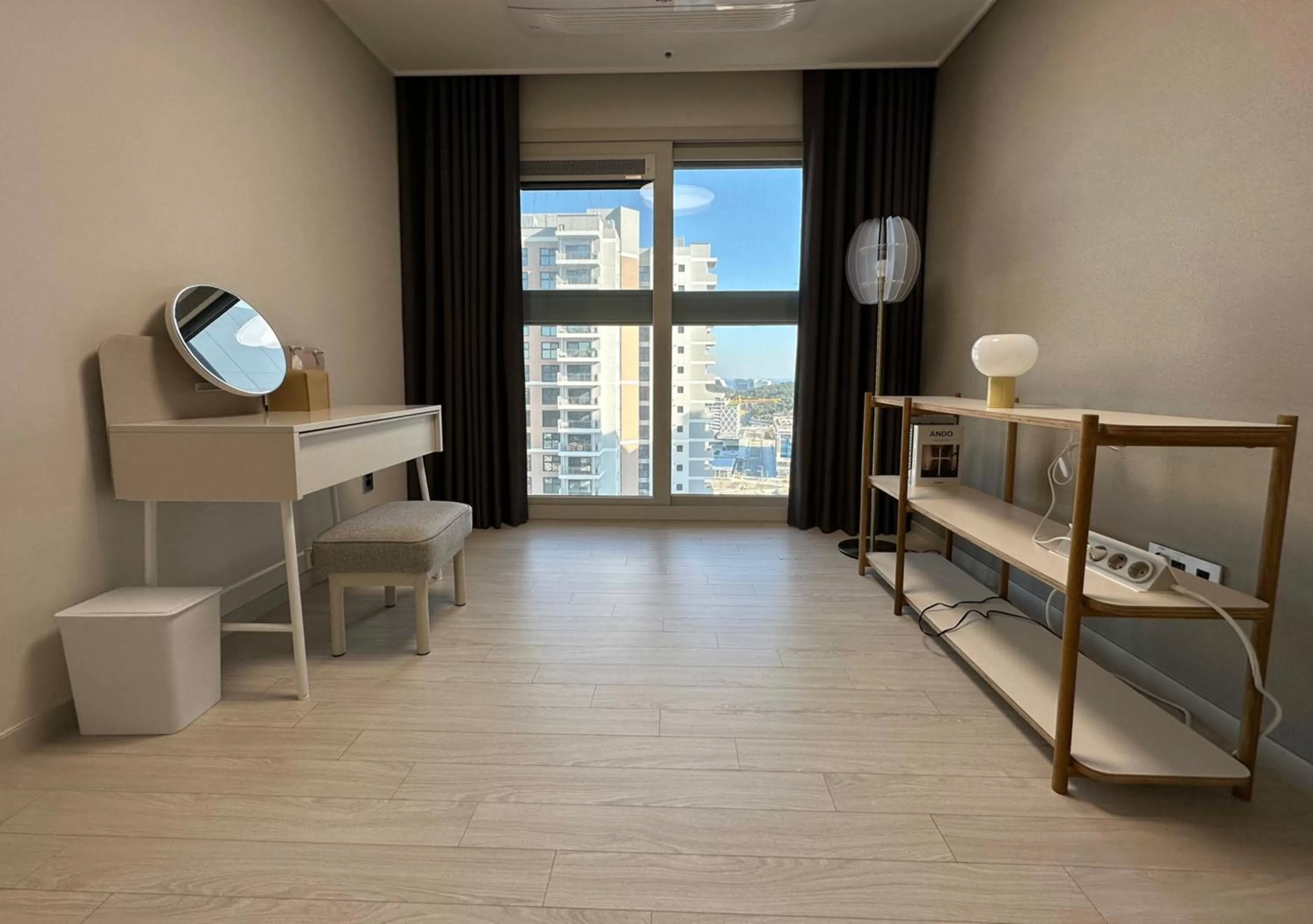 Y Collection by UH FLAT Osiria