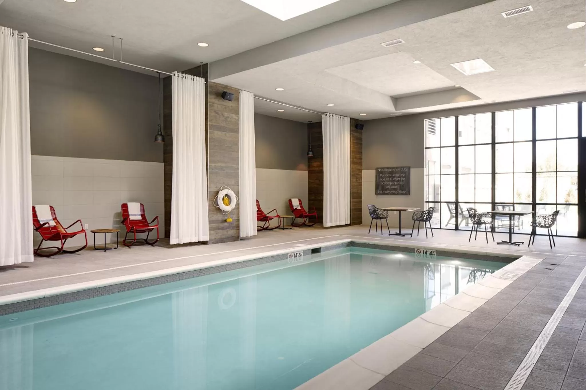 Swimming pool in Archer Hotel Florham Park