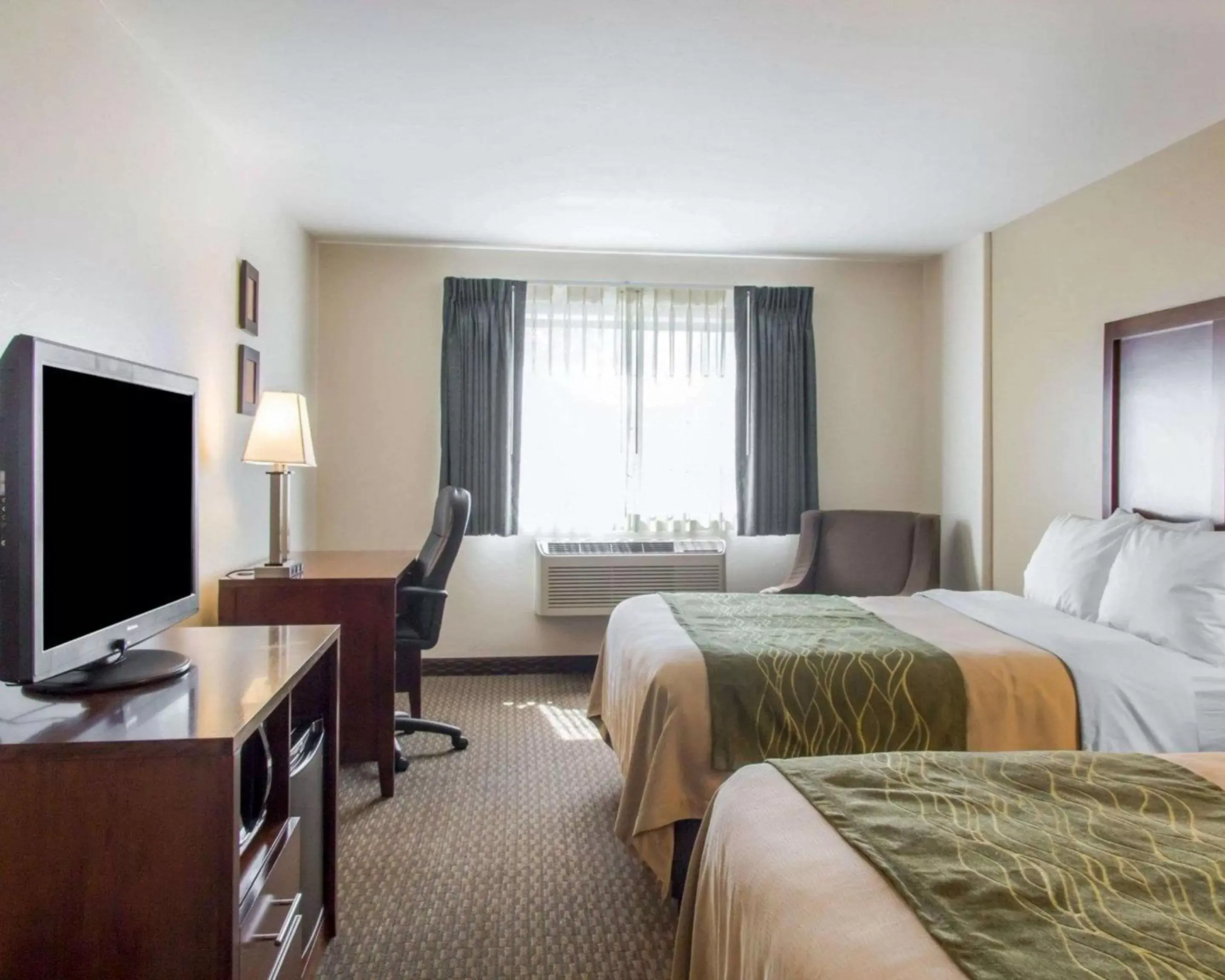 Photo of the whole room, TV/Entertainment Center in Quality Inn & Suites Vail Valley