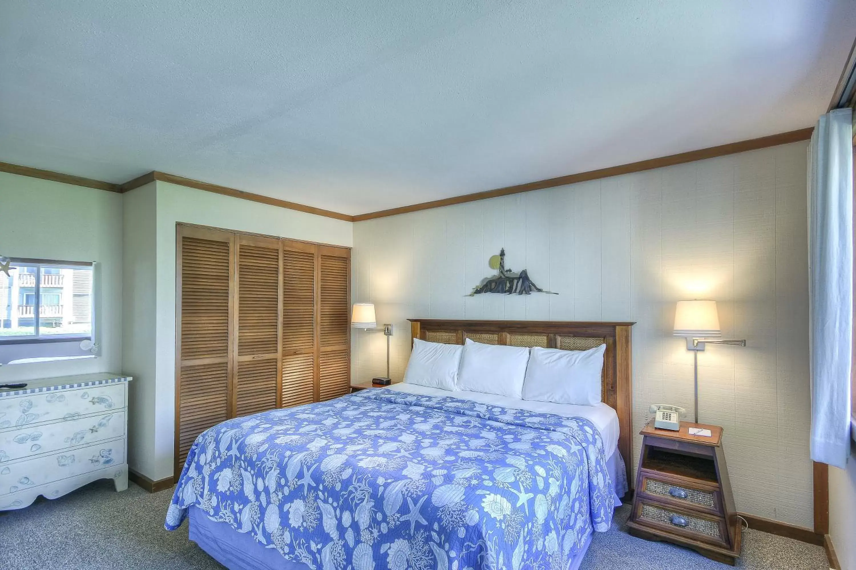 Bed in Little Creek Cove Beach Resort