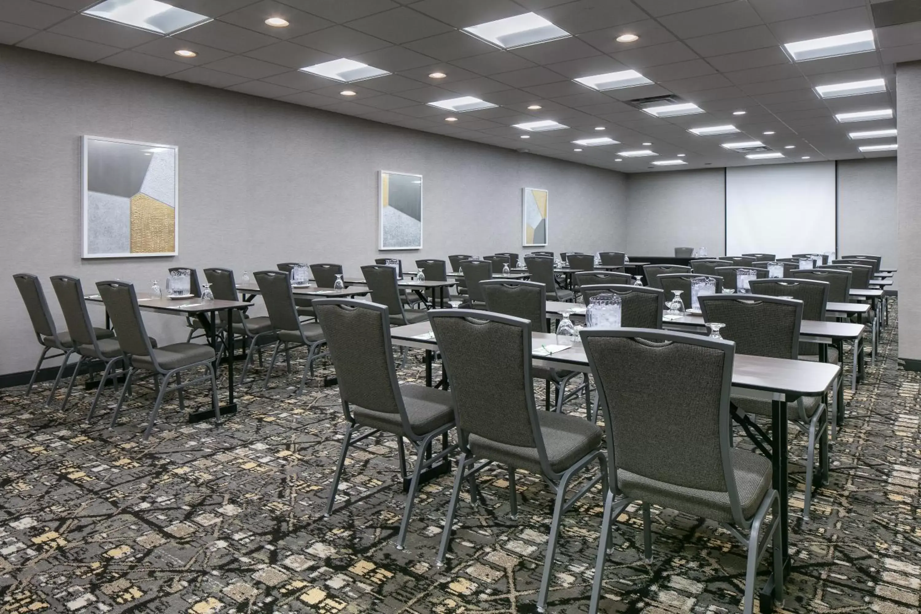 Meeting/conference room in Holiday Inn Hotel & Suites Des Moines-Northwest, an IHG Hotel