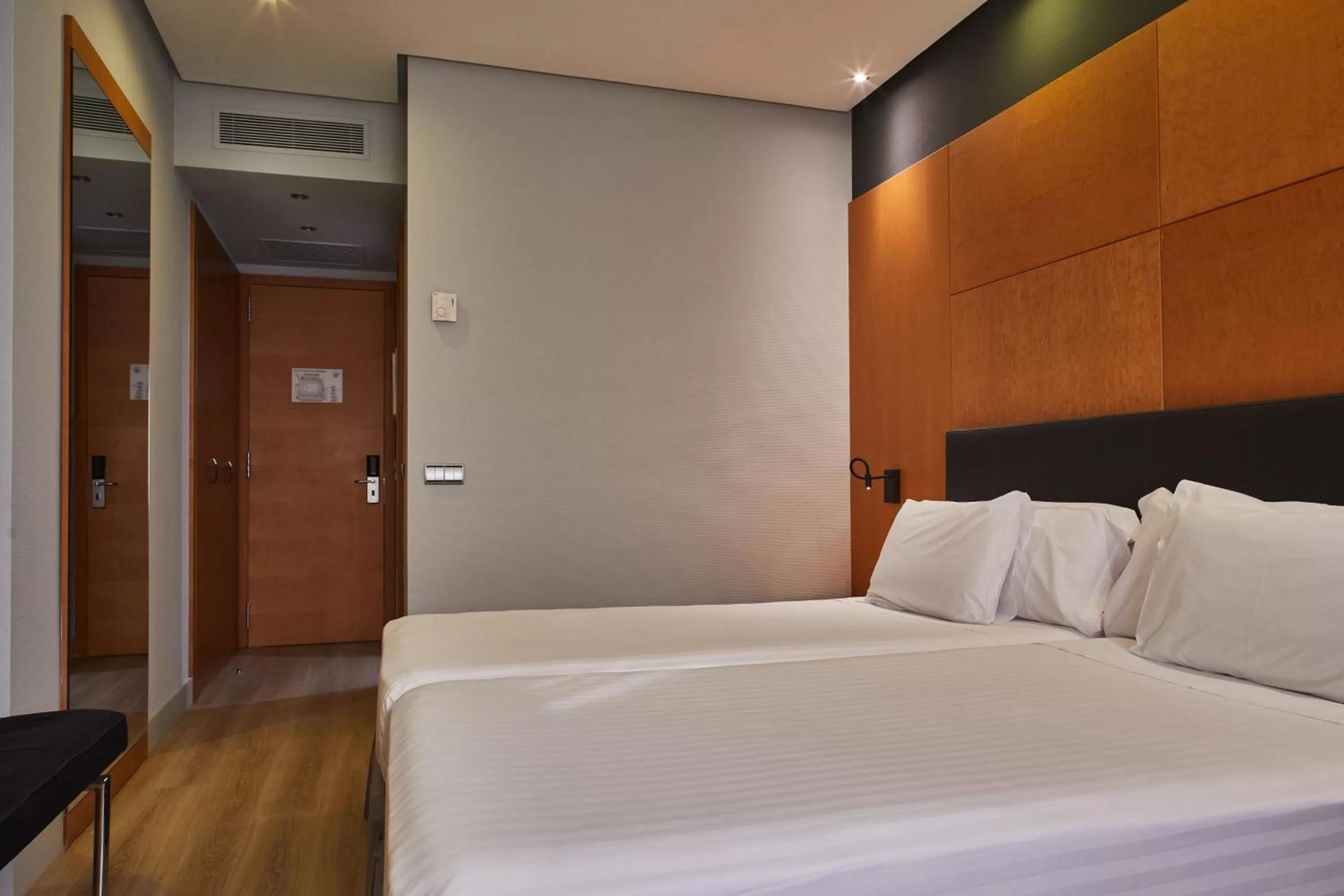 Photo of the whole room, Bed in Silken Al-Andalus Palace