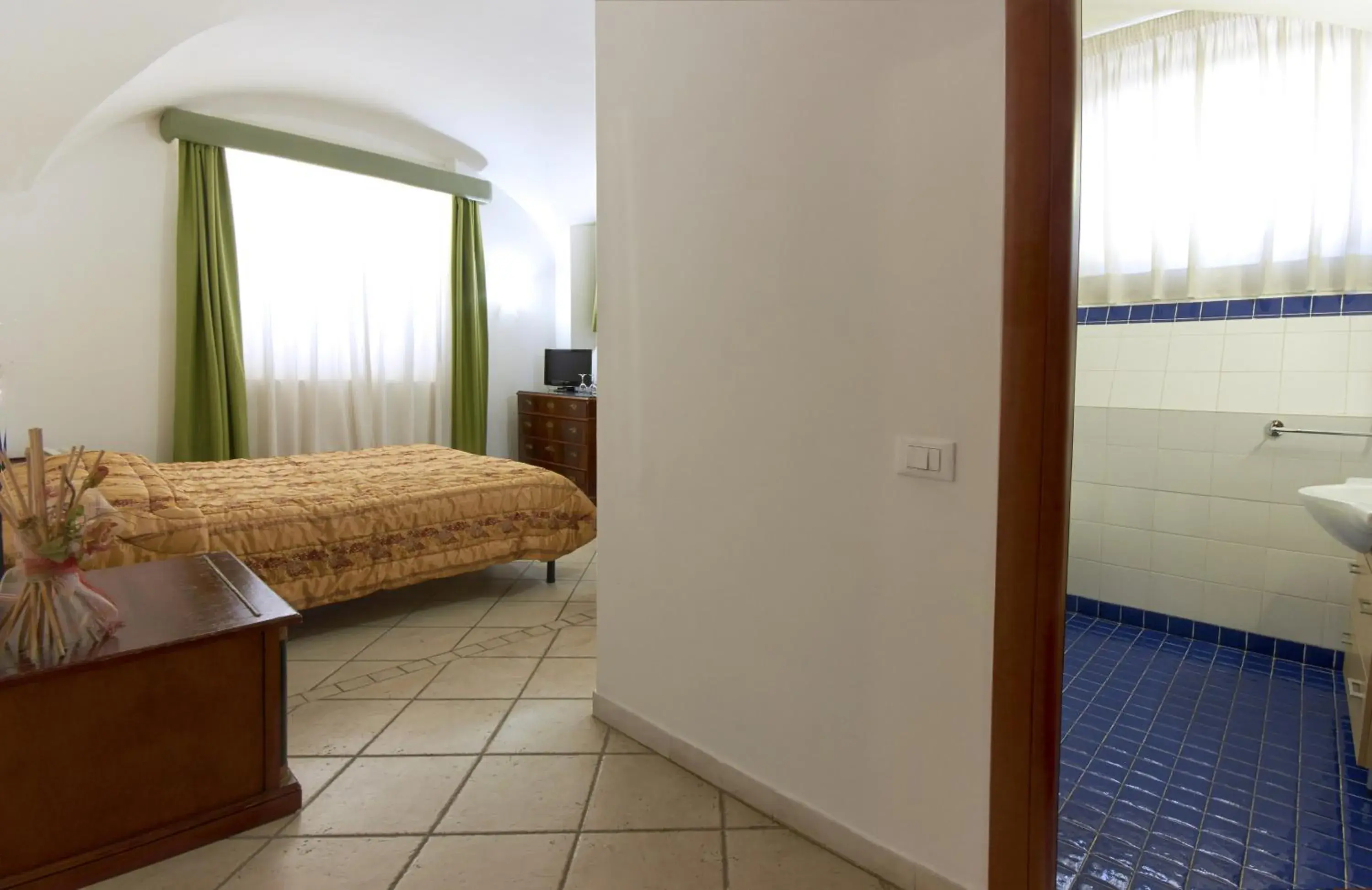 Bathroom, Bed in Hotel Silva