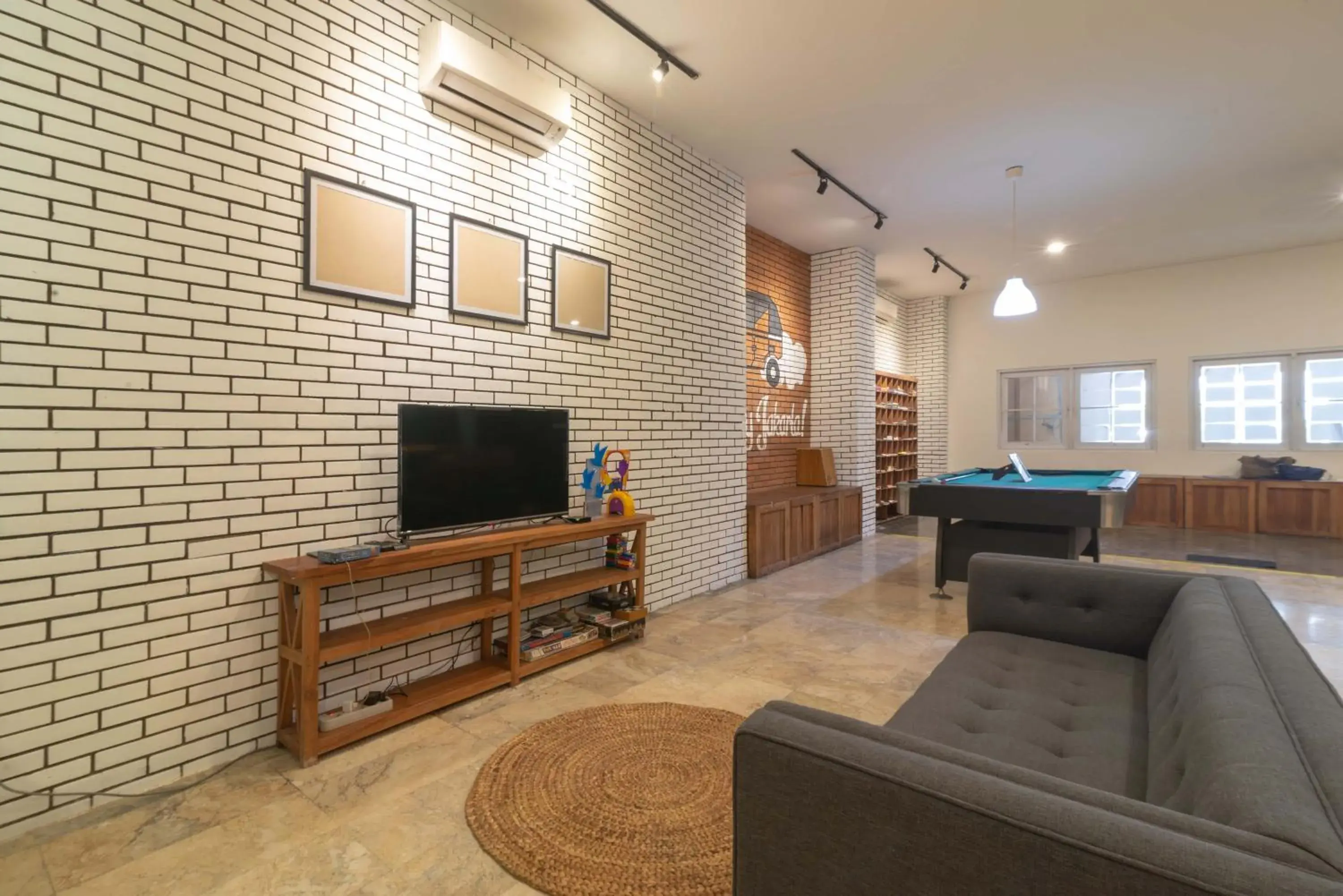 Communal lounge/ TV room, Seating Area in Wonderloft Hostel