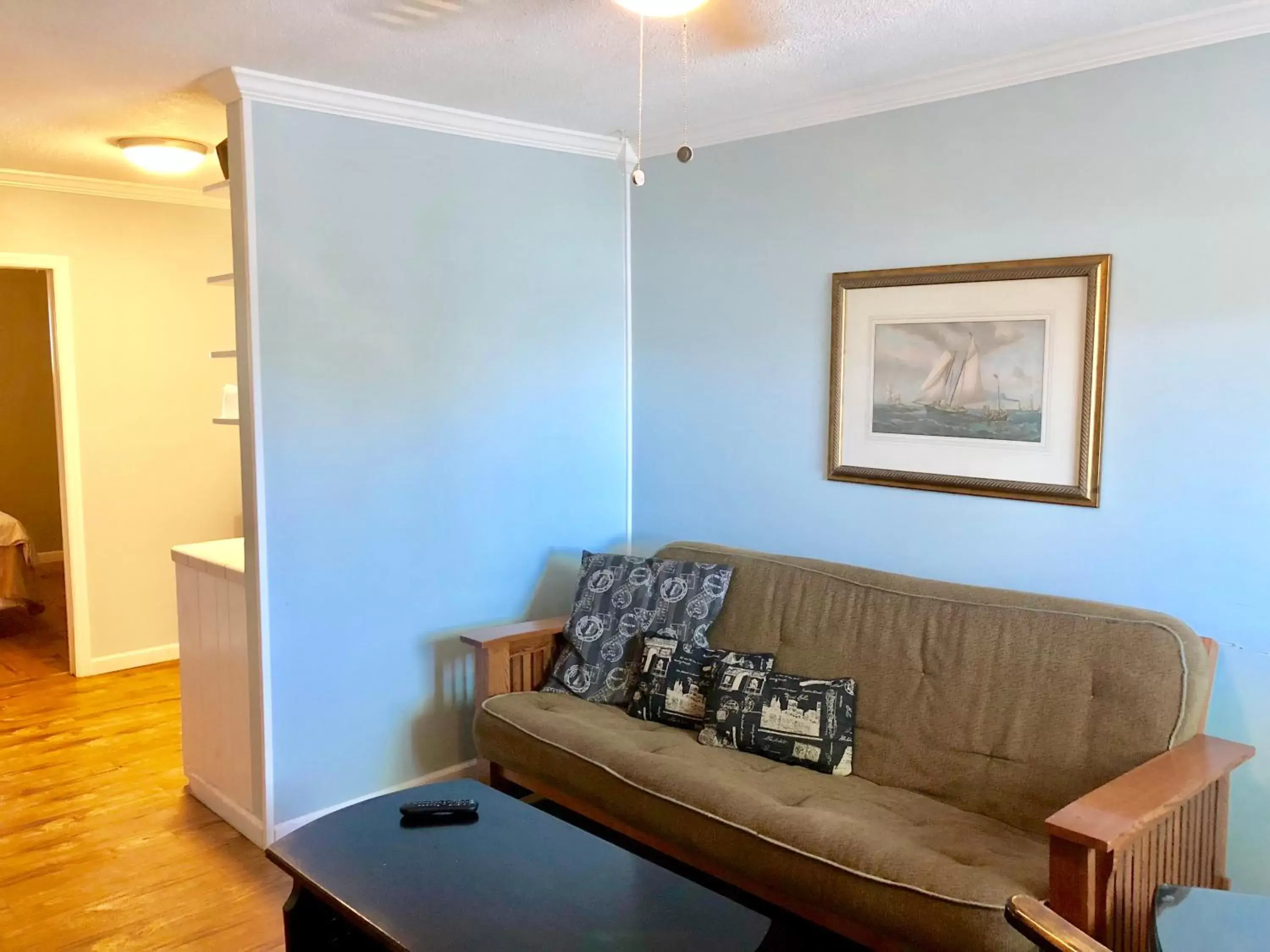 Living room, Seating Area in Atlantis Inn - Tybee Island