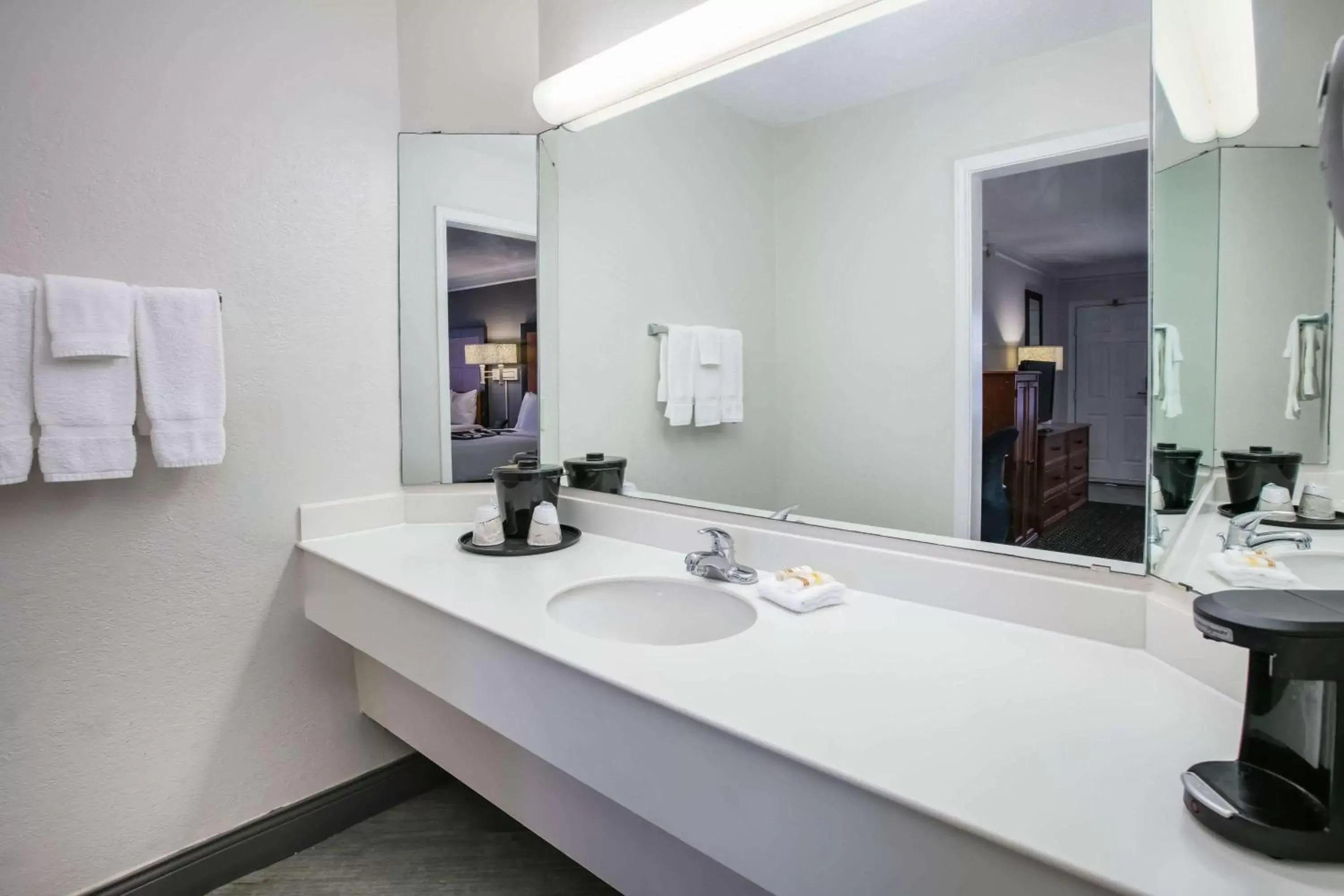 Bathroom in La Quinta Inn by Wyndham Dallas Uptown