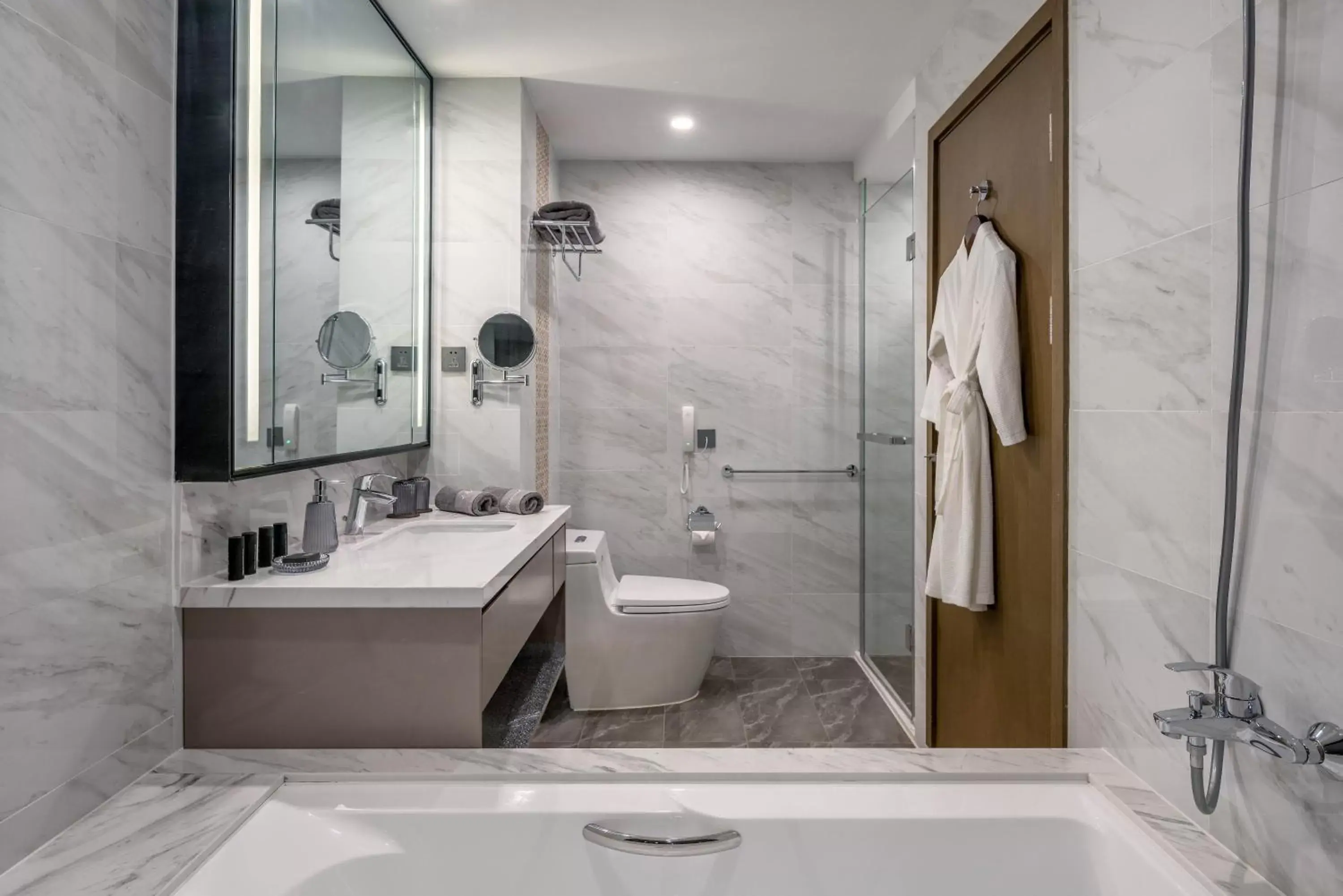 Bathroom in Oakwood Premier Phnom Penh Bathroom in Oakwood Premier Phnom Penh