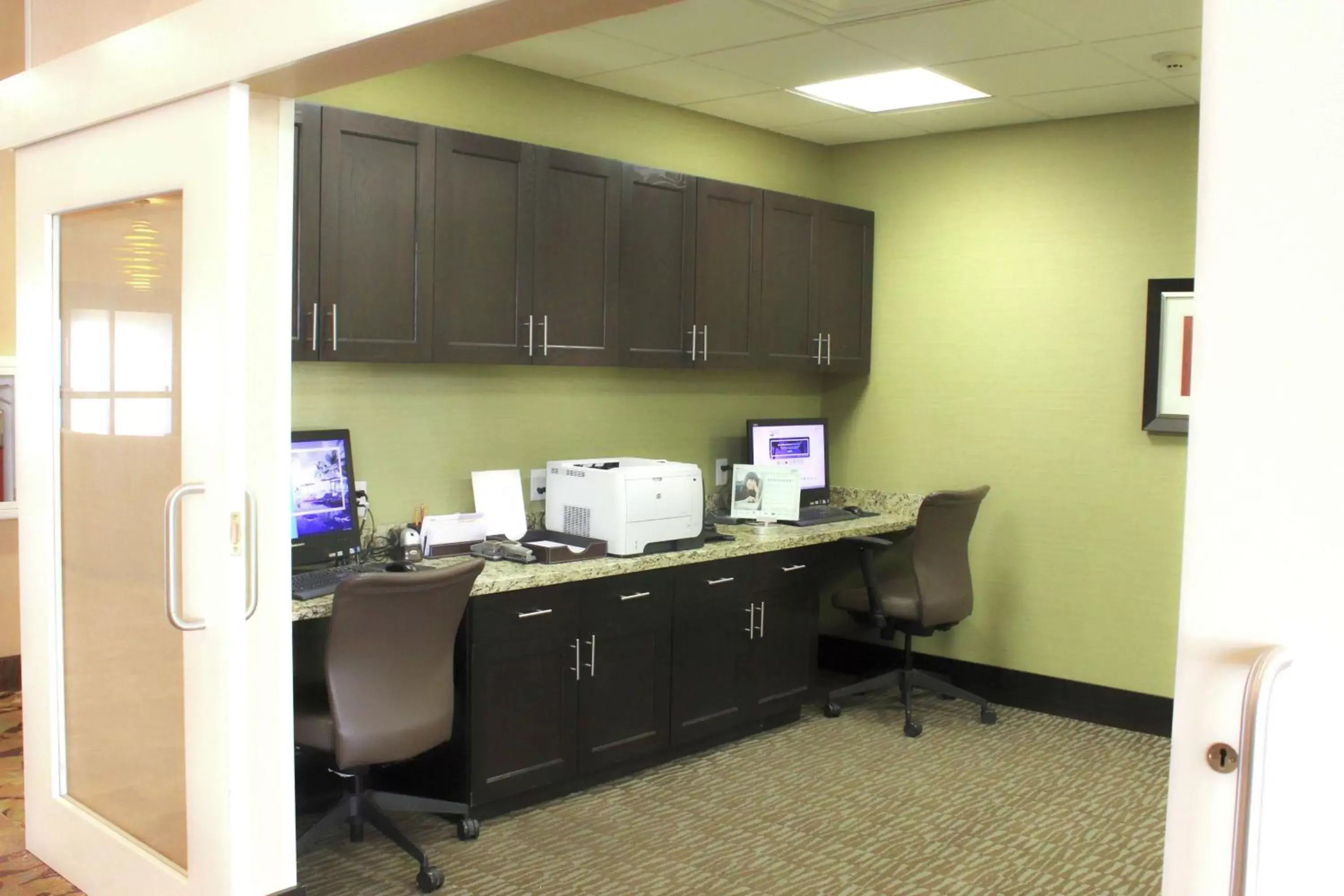 Business facilities, Kitchen/Kitchenette in Homewood Suites by Hilton Victoria