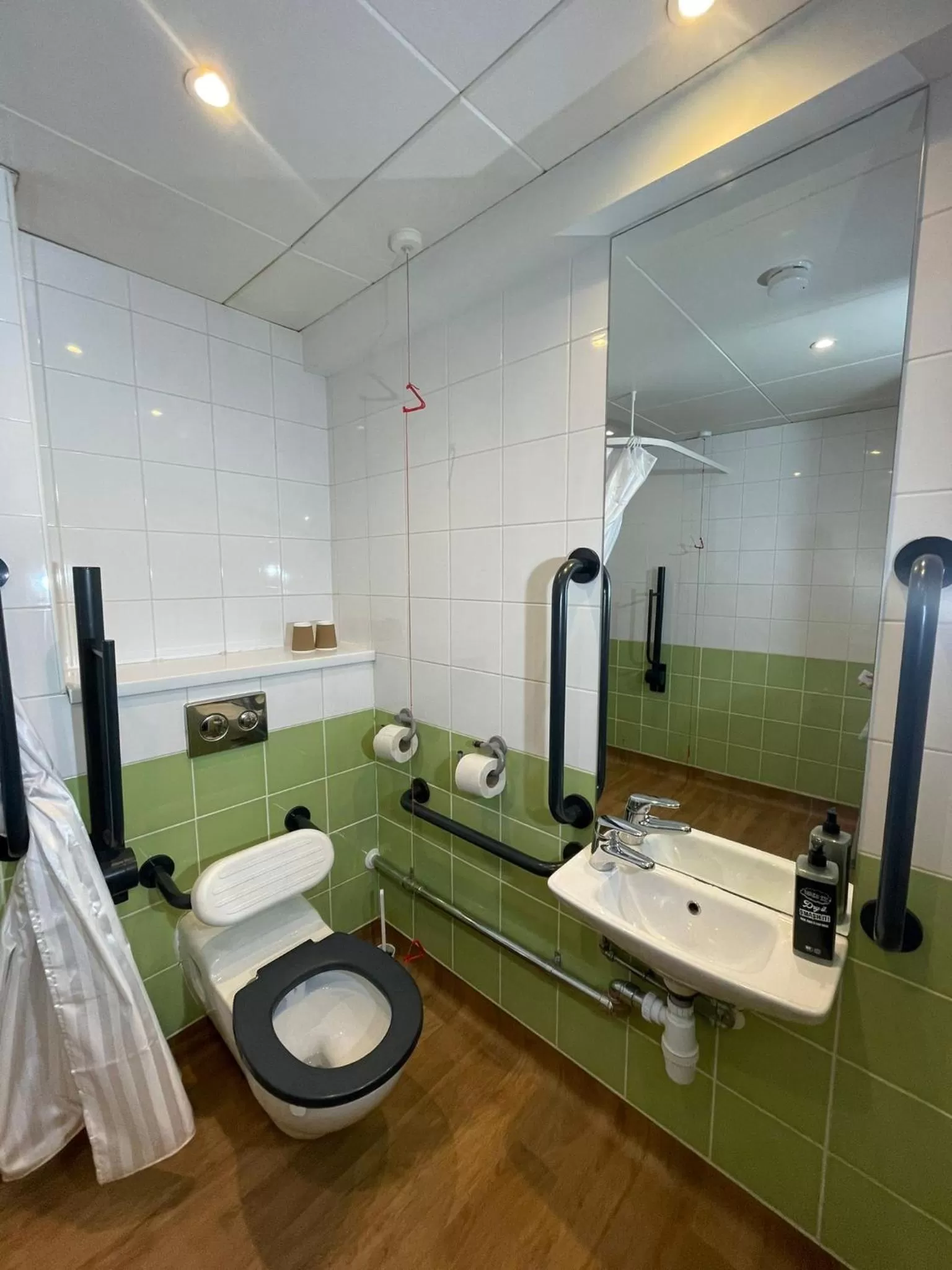 Shower in ibis budget Belfast City Centre