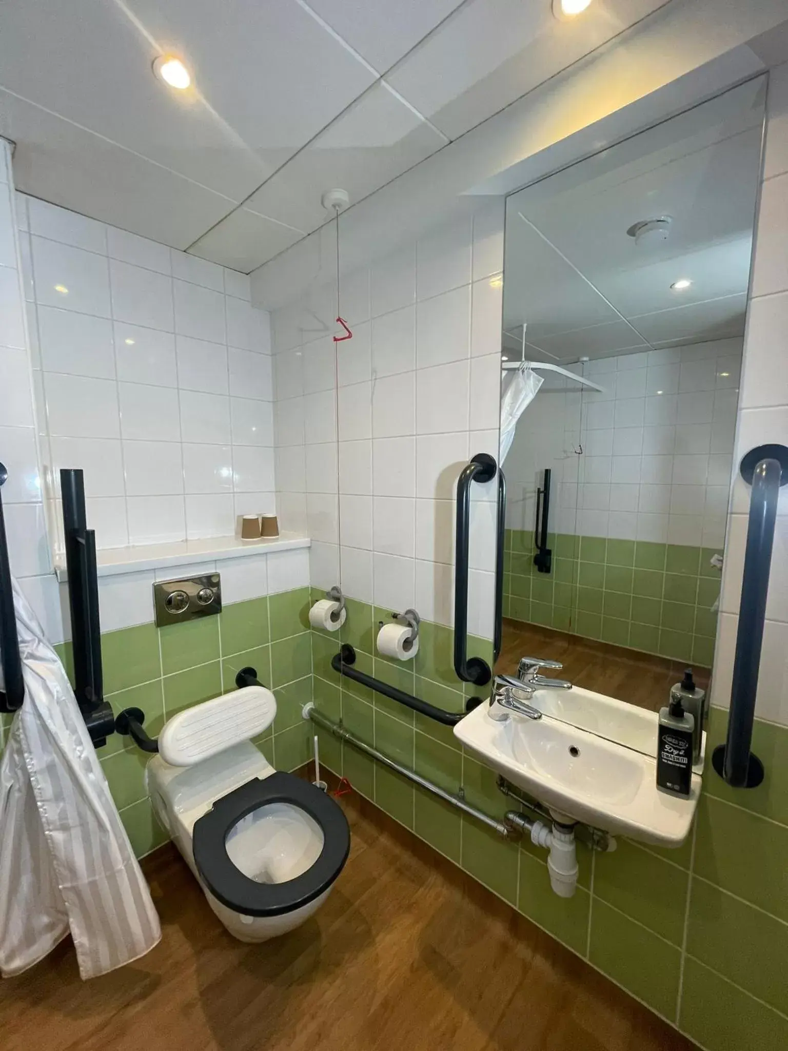 Shower, Bathroom in ETAP Hotel Belfast