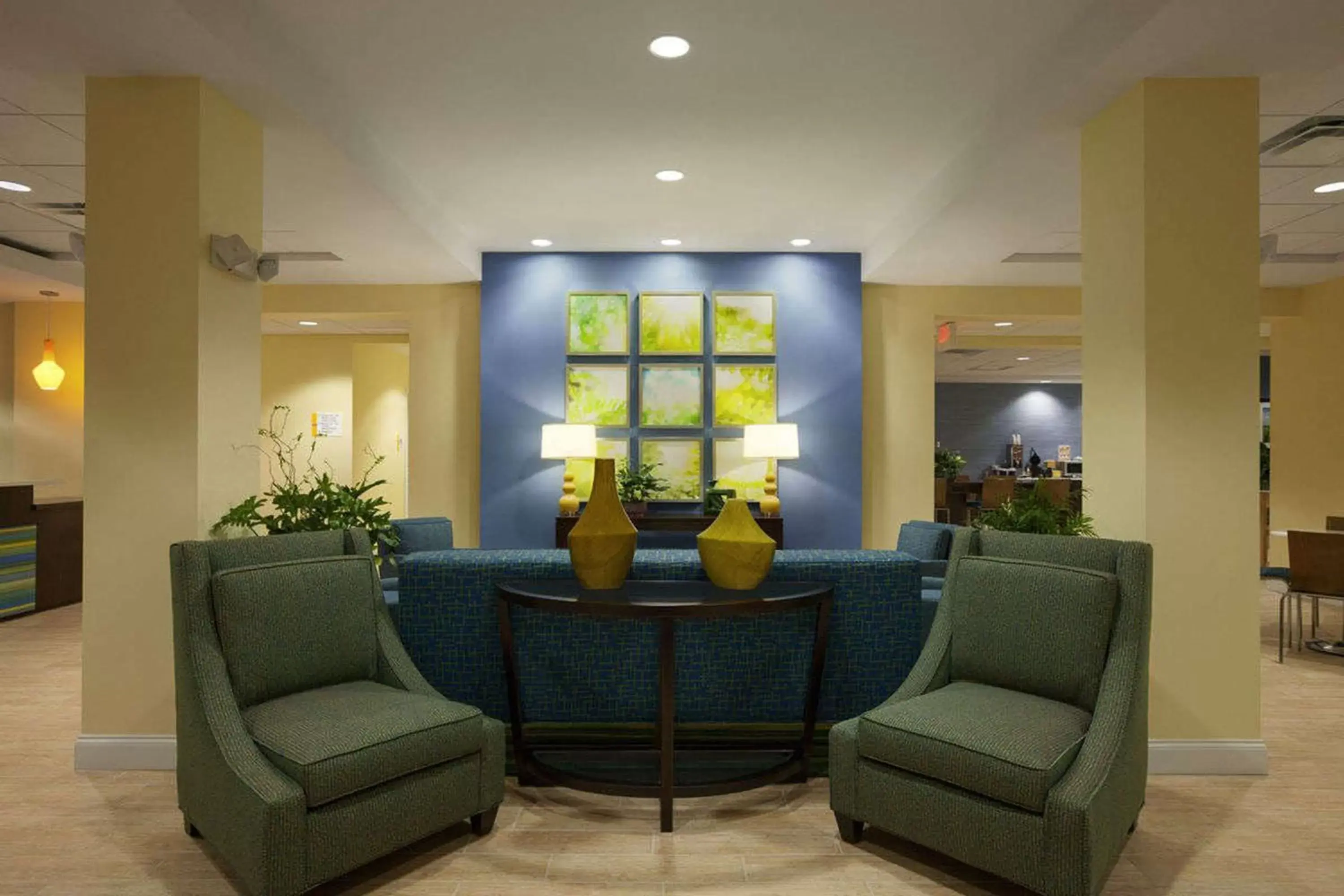 Communal lounge/ TV room, Seating Area in Days Inn & Suites by Wyndham Altoona