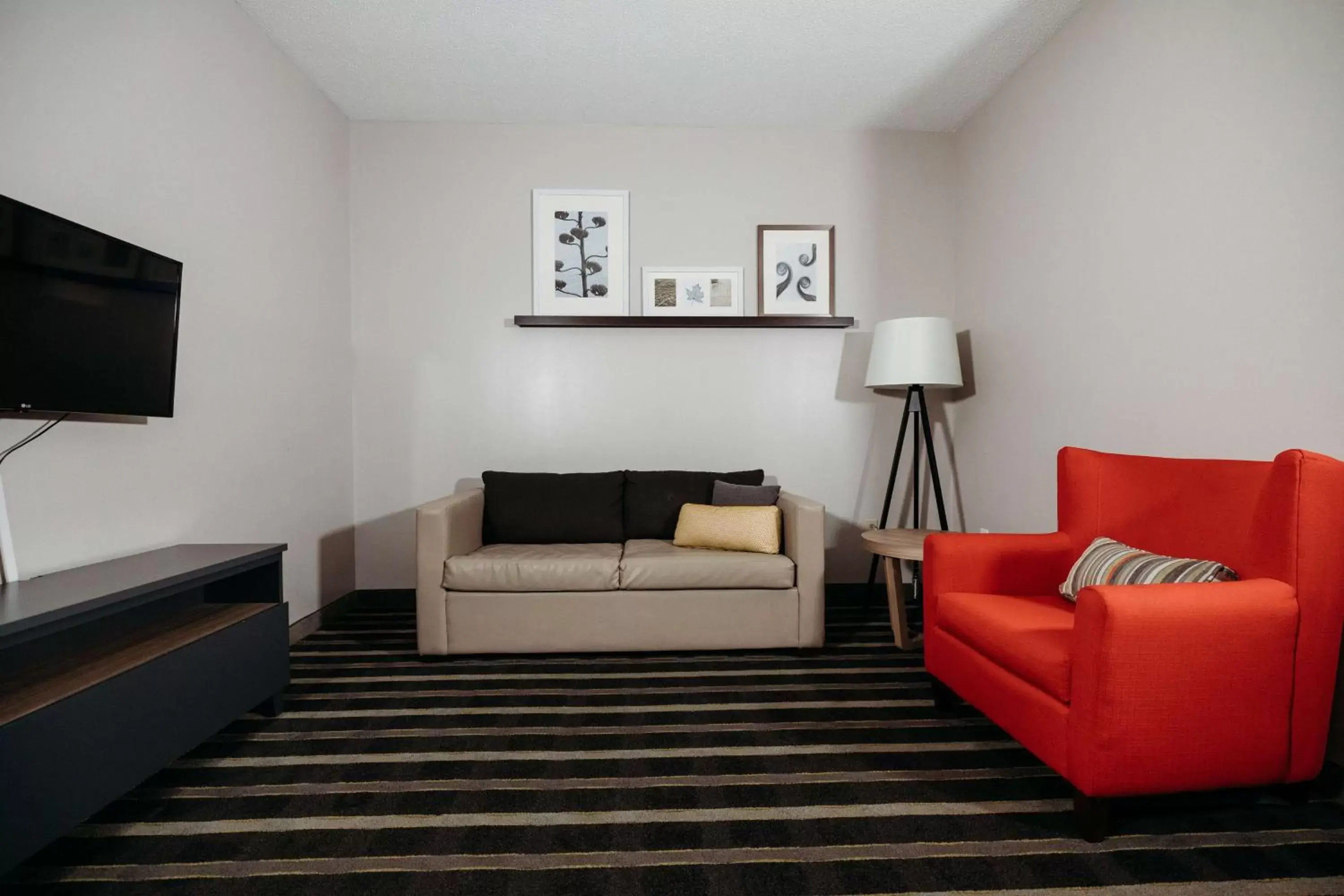 Living room, Seating Area in Country Inn & Suites by Radisson, Lancaster (Amish Country), PA