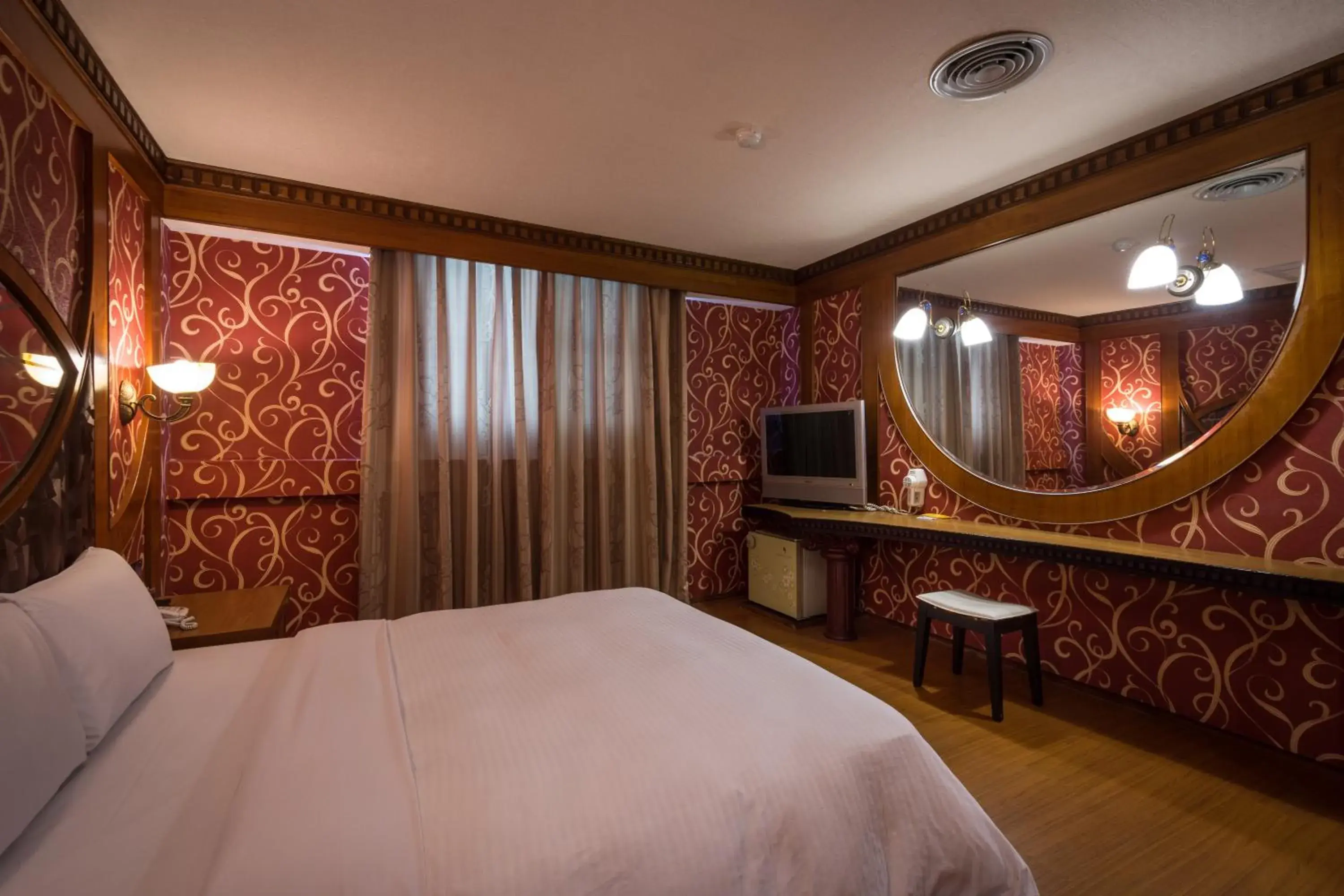 Bedroom, Bed in Golden Phoenix Hotel