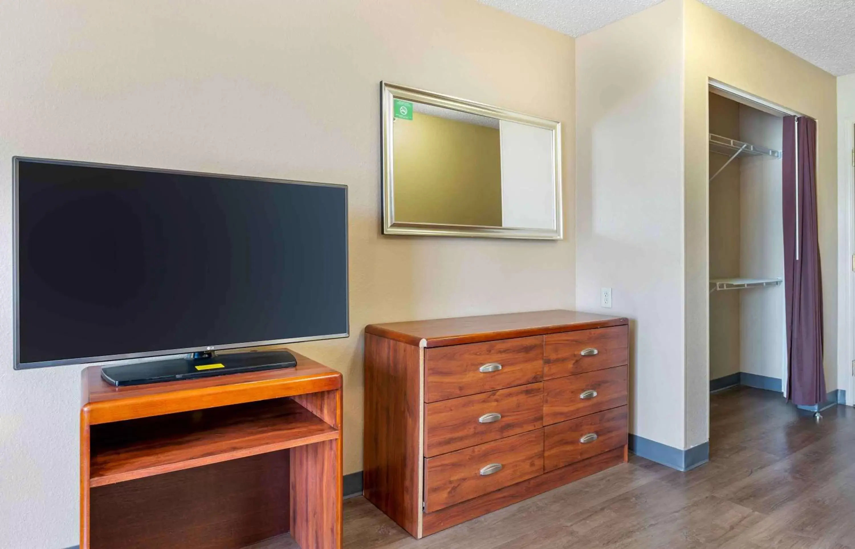 Bedroom, TV/Entertainment Center in Extended Stay America Select Suites - South Bend - Mishawaka - South